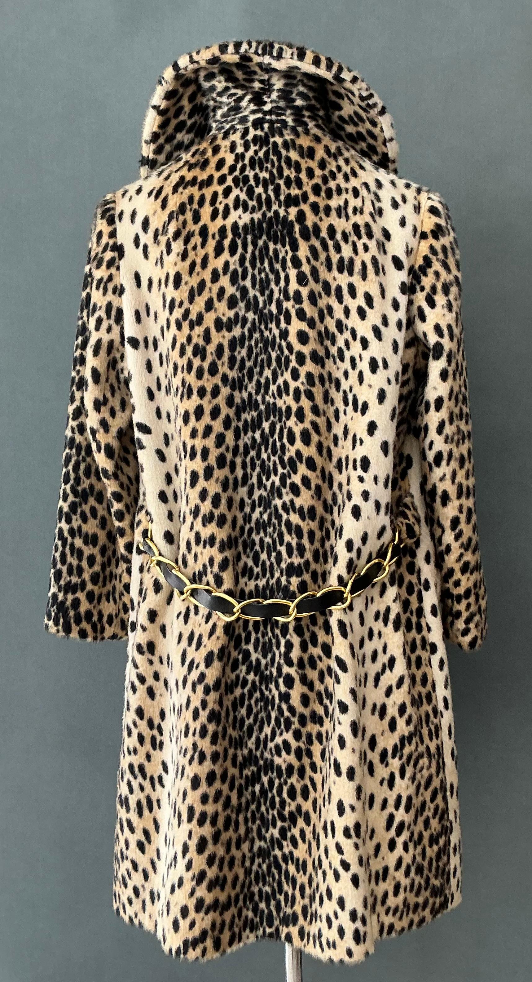 Vintage Leopardenmantel aus Kunstleder mit Kettendetail im Zustand „Gut“ im Angebot in Lake Worth Beach, FL