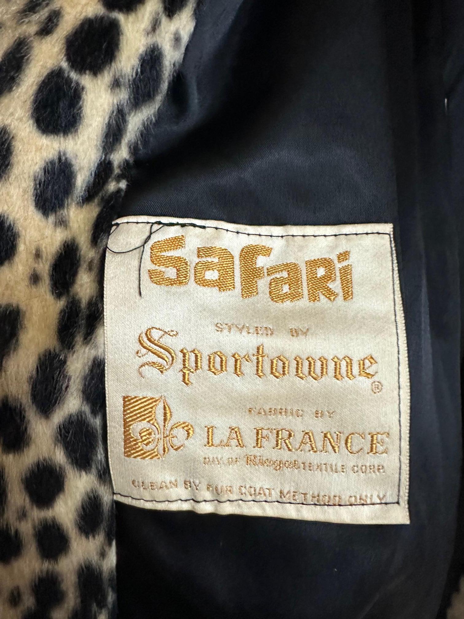 Vintage Leopardenmantel aus Kunstleder mit Kettendetail für Damen oder Herren im Angebot