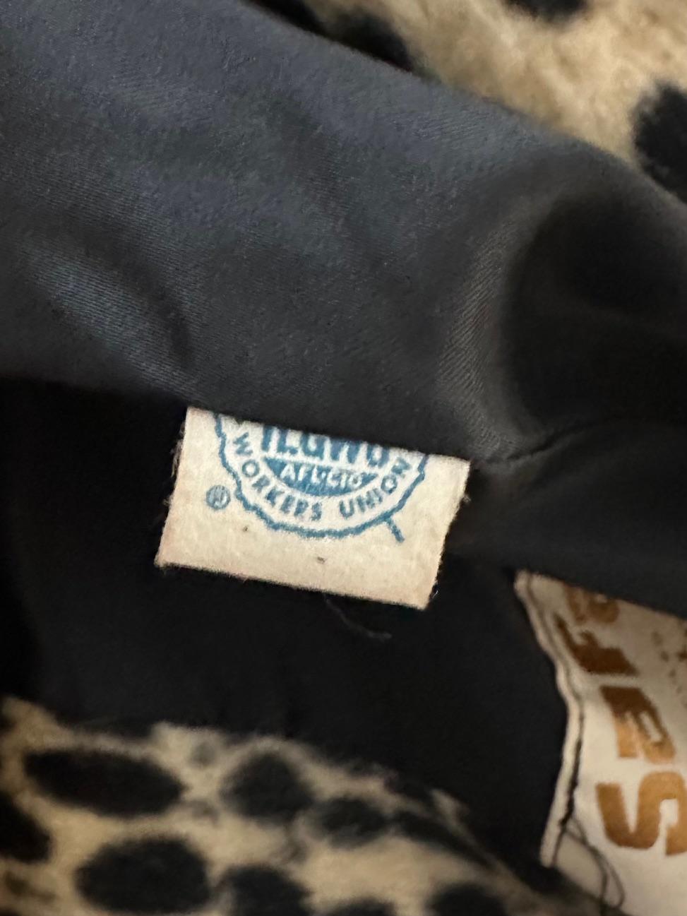 Vintage Leopardenmantel aus Kunstleder mit Kettendetail im Angebot 2