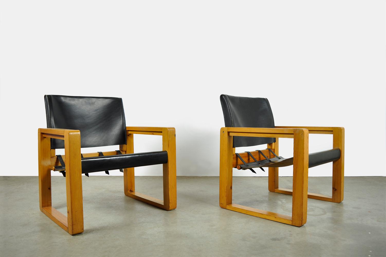 Vintage Scandinavian safari lounge armchair, 1970s. Les fauteuils robustes sont dotés d'un cadre en épicéa massif entre lequel est tendu le siège en cuir de selle noir. Le dossier en cuir est glissé sur un cadre. Les sangles en cuir au dos du siège