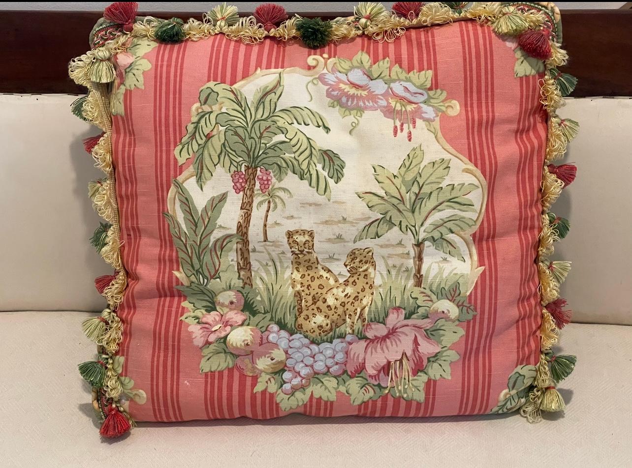 Almohada tropical estilo Safari de tela vintage Kauffmann con flecos e inserto de plumón de pluma....
4 disponibles adicionalmente.