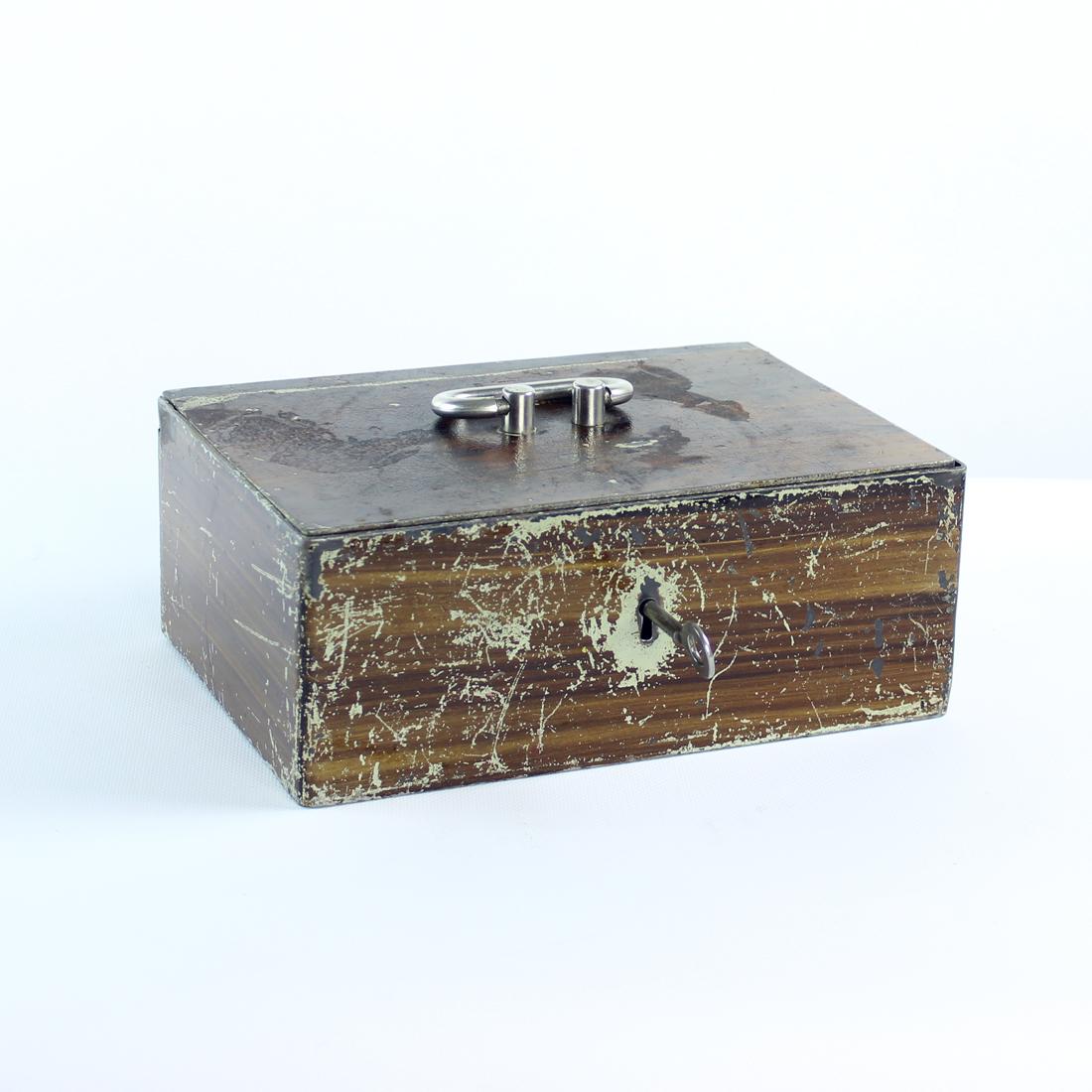 Schöne Vintage-Tresor-Box in einem großen funktionalen Zustand. Der Kasten wurde in den 1930er Jahren in der Tschechoslowakei hergestellt und funktioniert wie neu. Ursprünglicher Schlüssel. Die Box ist in Vintage-Finish mit Kratzern und Verschleiß