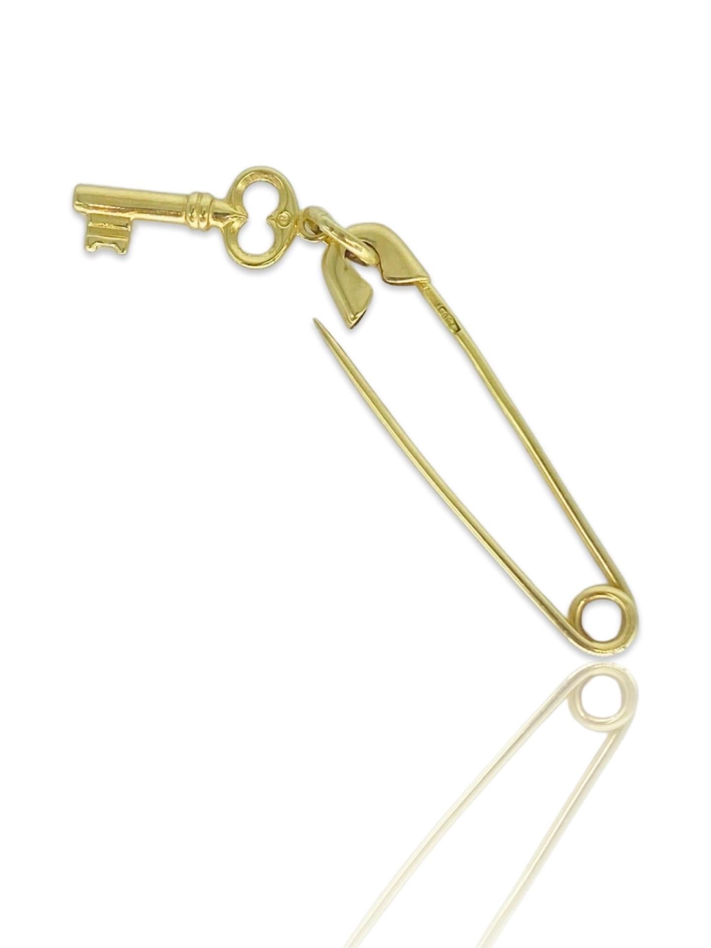 Vintage Safety Pin With Key 18k Gold Italy. The safety pin measures 1.5 Inch in length. The total weight is 2.6g made in Italy and stamped 750 (gold purity) 504 VI (designer Venice)