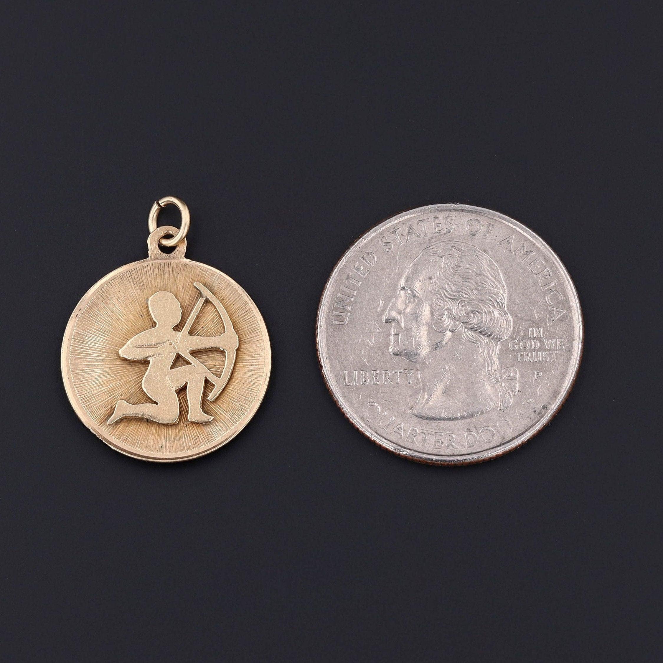 Pendentif Vintage Sagittarius Zodiac en or 14k

Audacieux et symbolique, ce pendentif vintage accrocheur célèbre le signe du zodiaque du Sagittaire. Il représente un archer aux détails complexes, muni d'un arc et d'une flèche, sur un fond finement
