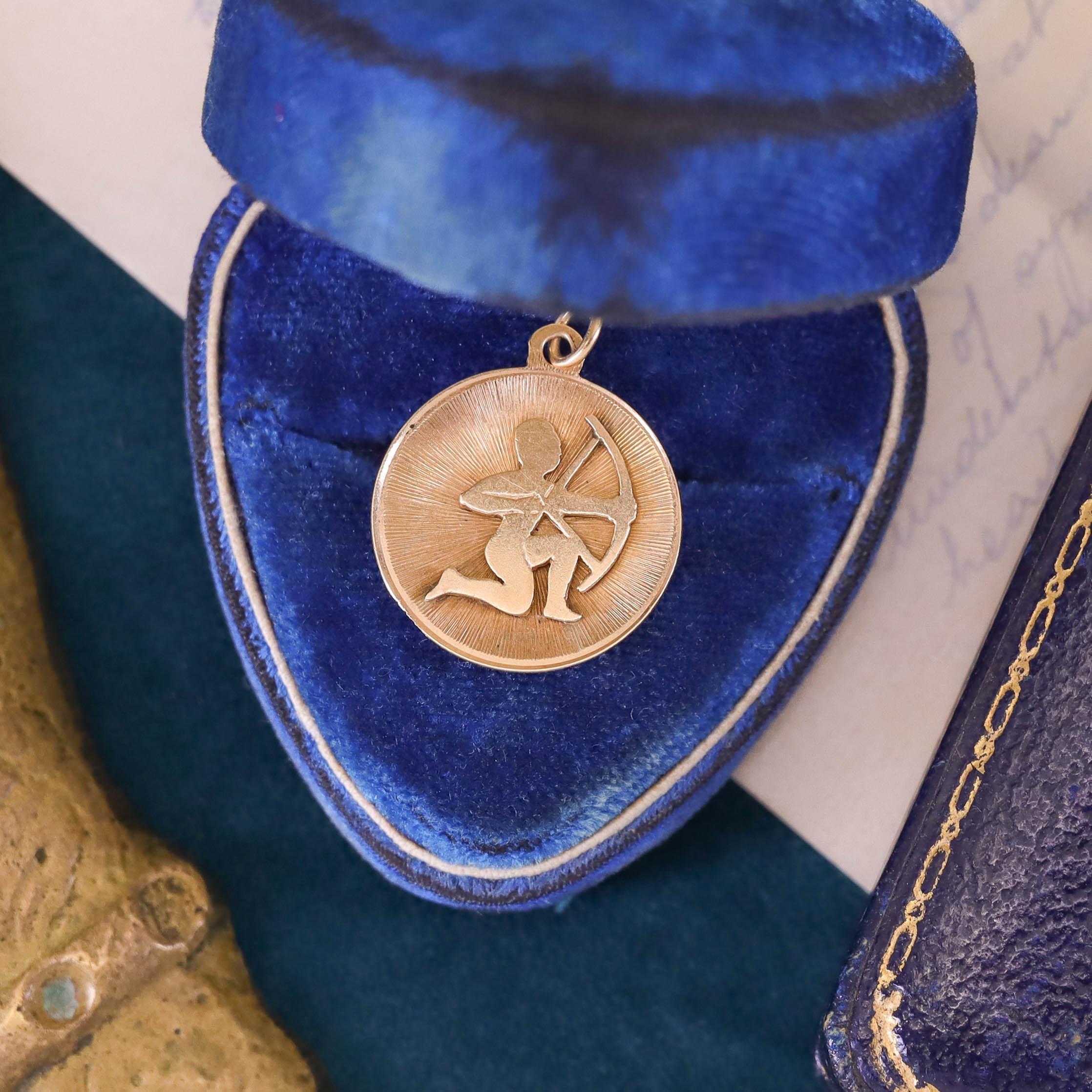 Pendentif vintage Sagittaire en or 14k en vente 1