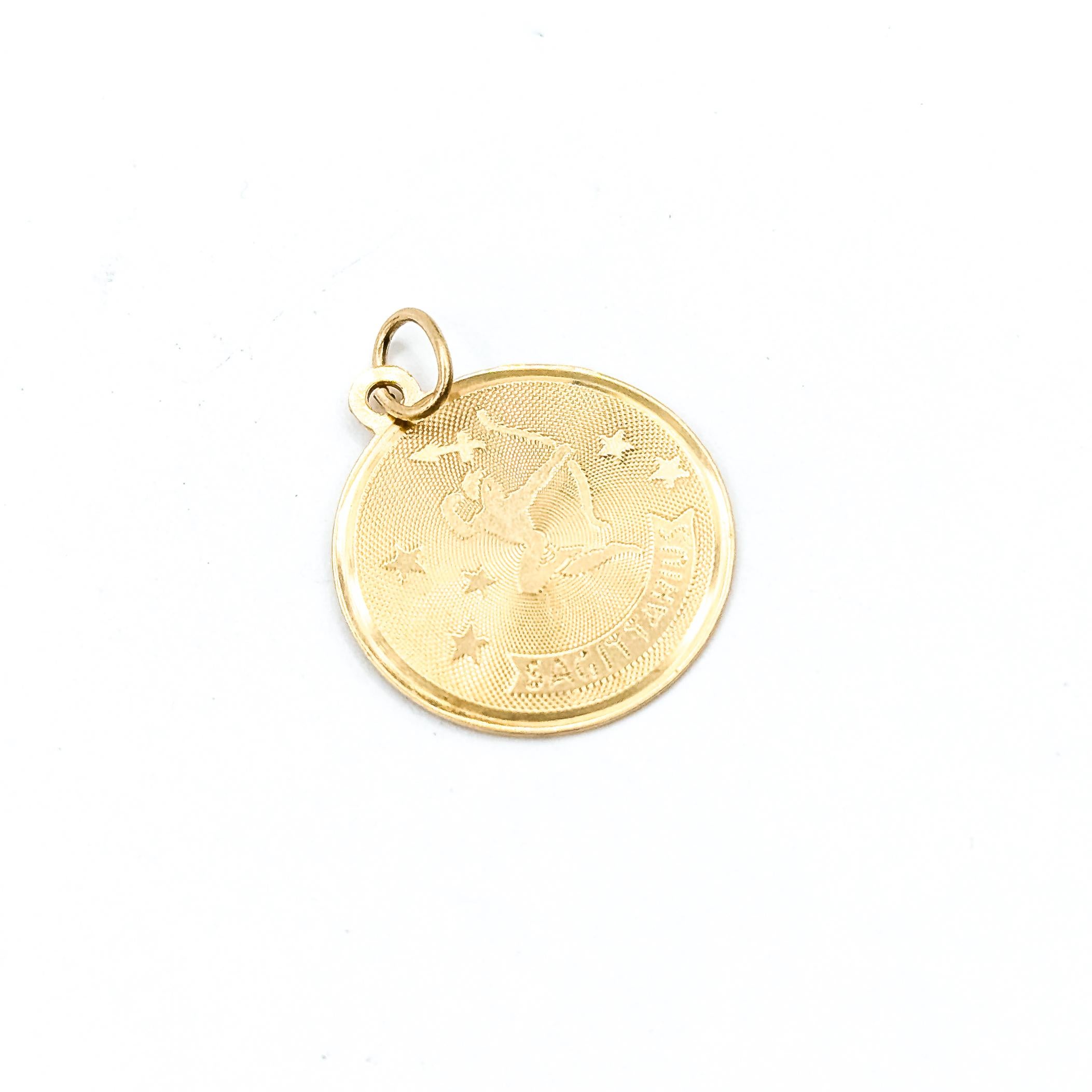Vintage Sagittarius Zodiac Anhänger in 14k Gelbgold

Dieser Vintage-Anhänger ist aus 14-karätigem Gelbgold gefertigt und zeigt ein eingraviertes Schütze-Motiv, das den Bogenschützen umgeben von Sternenakzenten darstellt. Der strukturierte