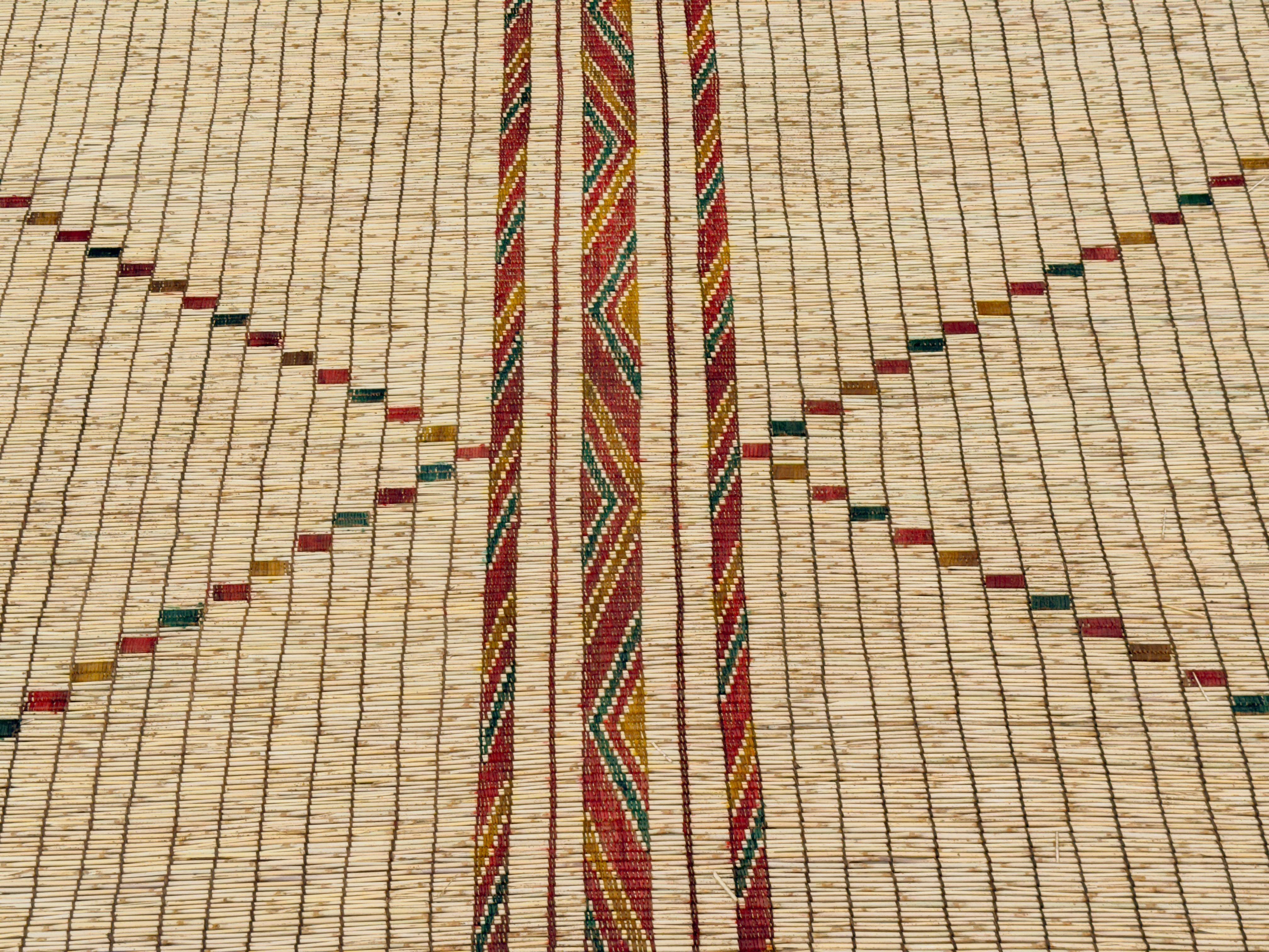 Les tapis des Touaregs, qui sont des nomades éleveurs de bétail habitant une vaste étendue du désert du Sahara, font partie du groupe de tissages le plus passionnant à apparaître sur le marché. Ils sont tissés en reliant de fins roseaux de paille