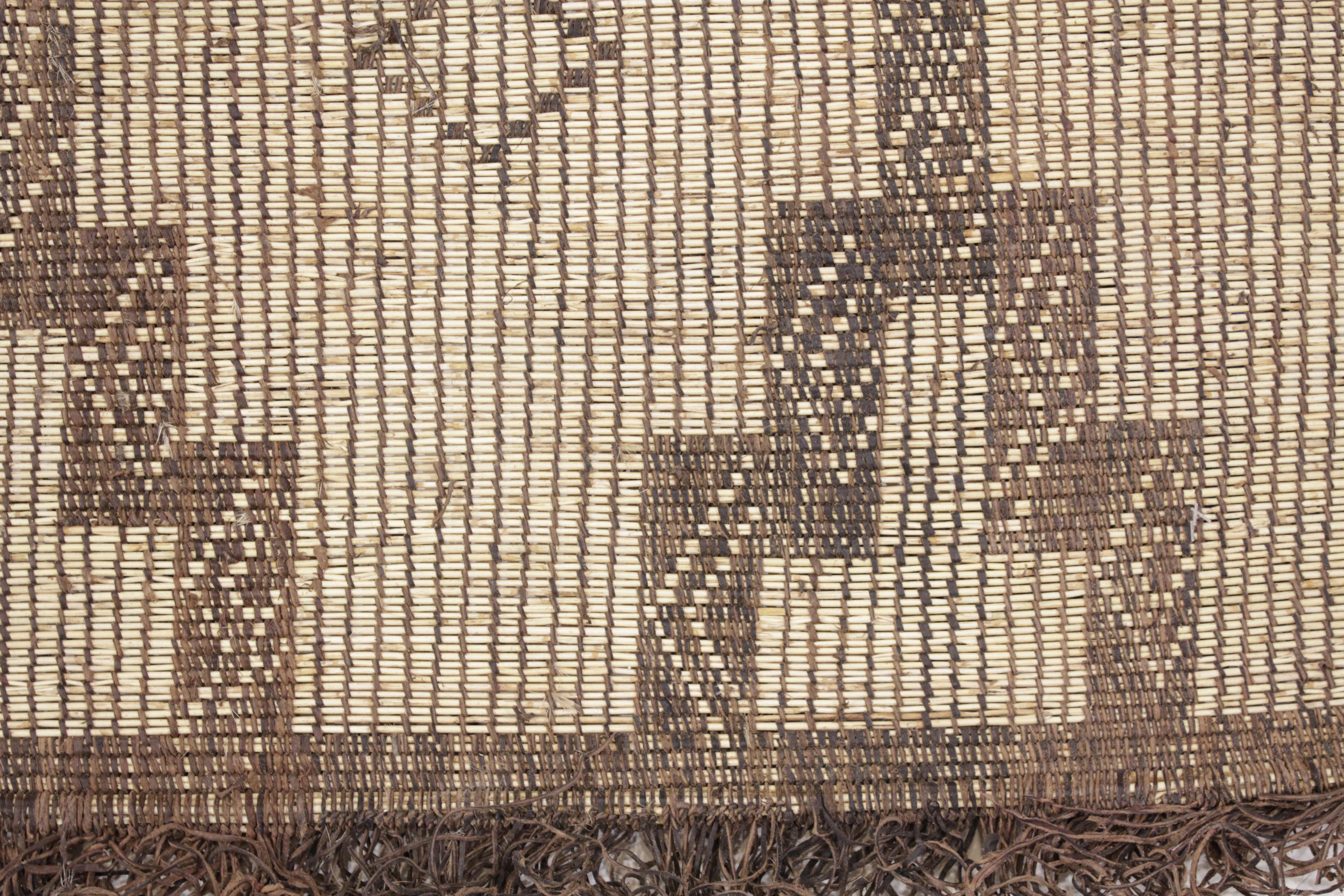 Mauritano Tappeto tuareg sahariano d'epoca in pelle e giunco con disegno all-over in vendita