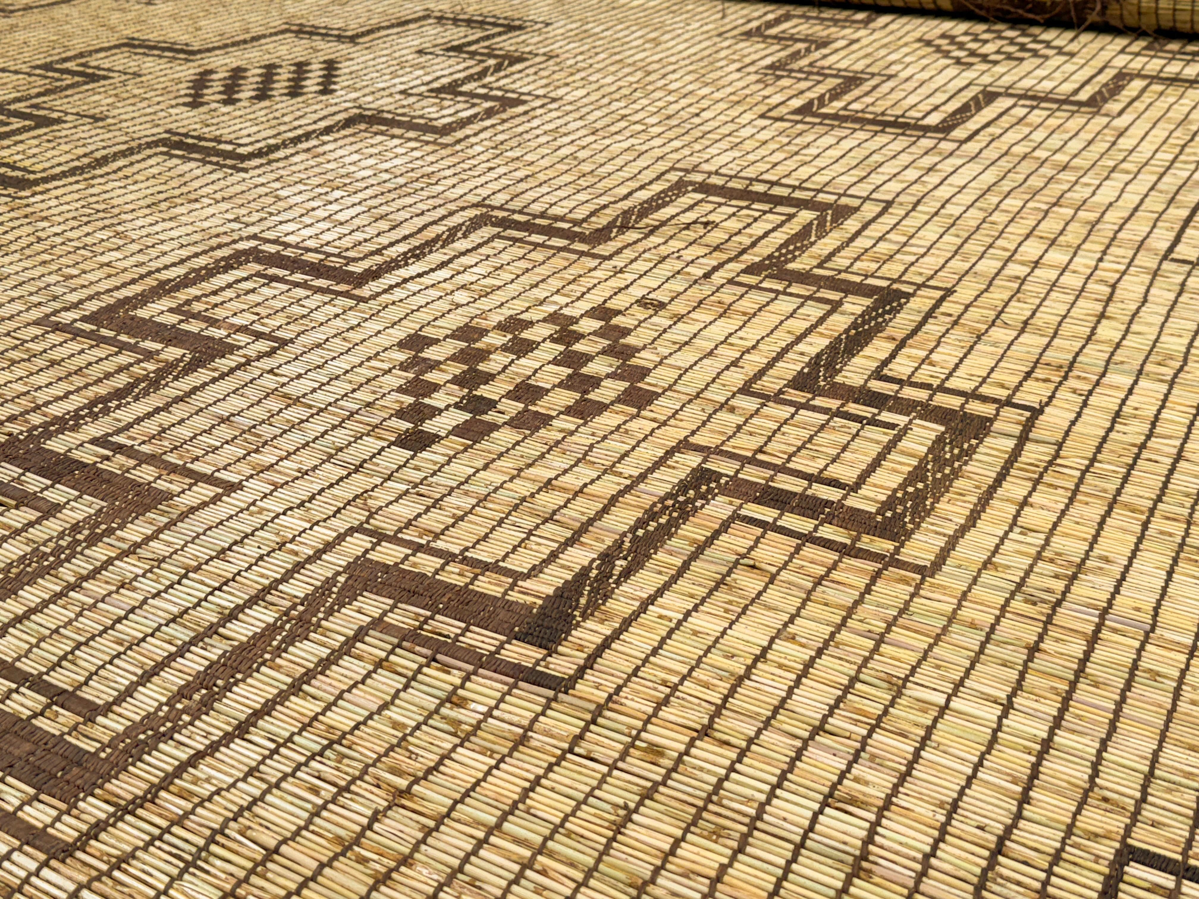 Vintage Saharan Mauritanian Tuareg Leather and Reed Rug with Stepped Diamonds In Excellent Condition For Sale In Milan, IT