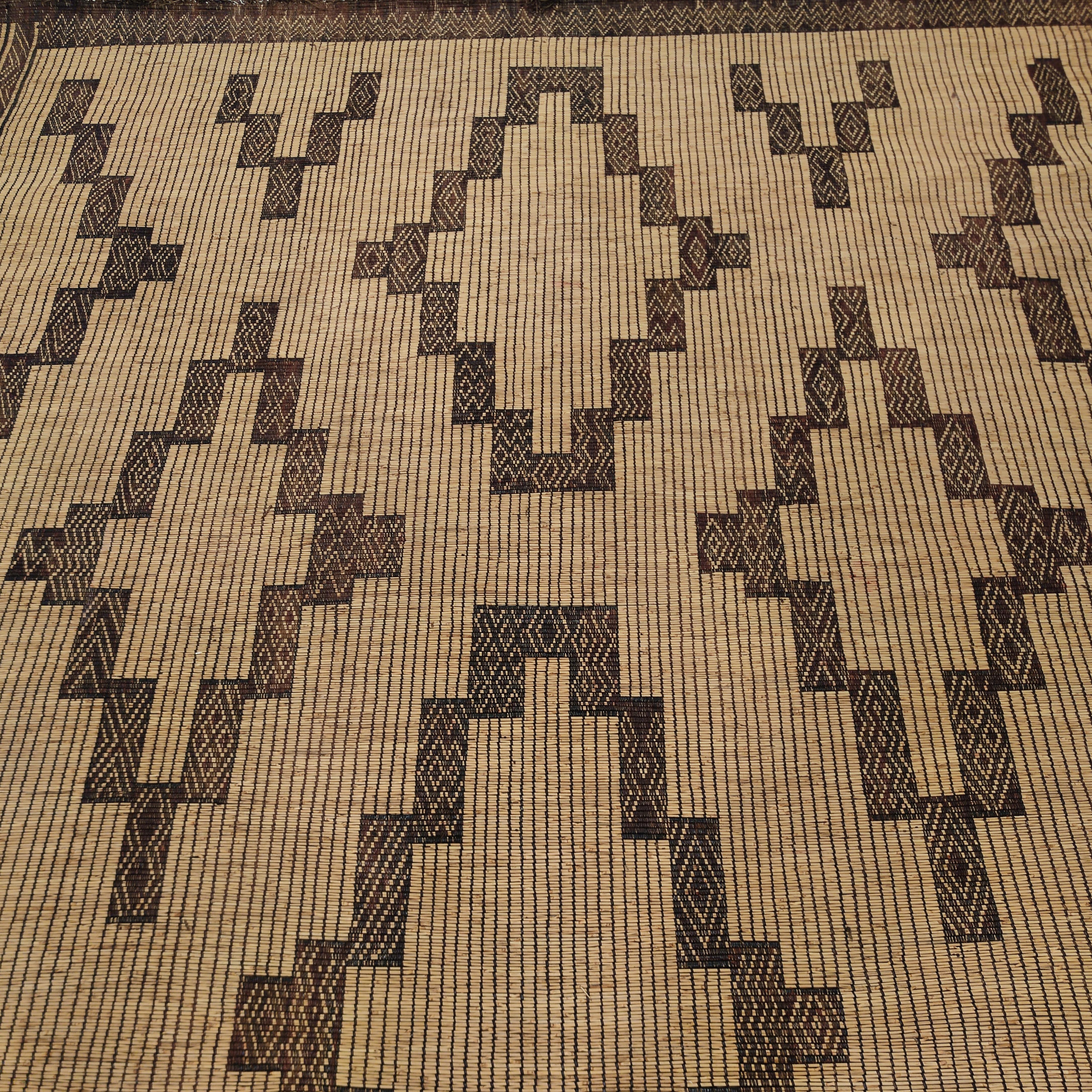 Vintage Saharan Tuareg Leather and Reed Rug with Geometric Pattern In Excellent Condition For Sale In Milan, IT