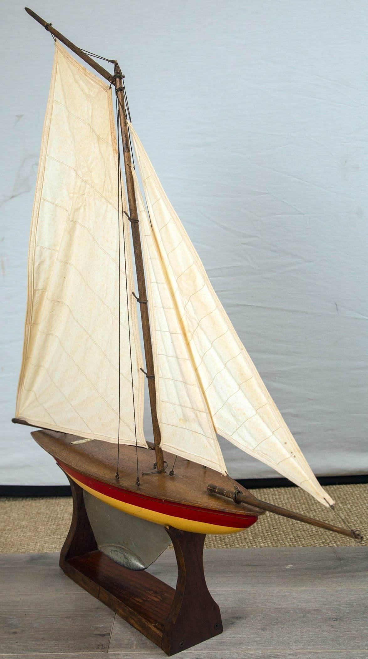 Vintage Sailing Pond Boat:: 'Yacht Ailsa':: circa 1930:: Scotland Bon état à Chappaqua, NY