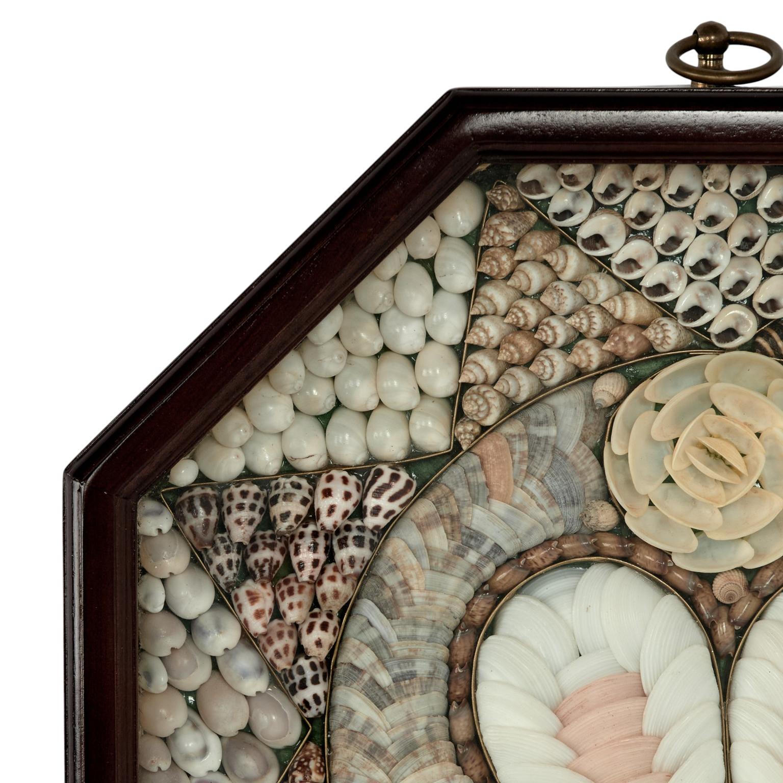 Lofty Vintage Matrosen valentine handgefertigt mit exotischen organischen Muscheln ehrgeizig komponiert mit einem Herz und Blumen in geometrischen Grenzen. Präsentiert unter Glas in einer achteckigen Schattenbox aus Mahagoni.