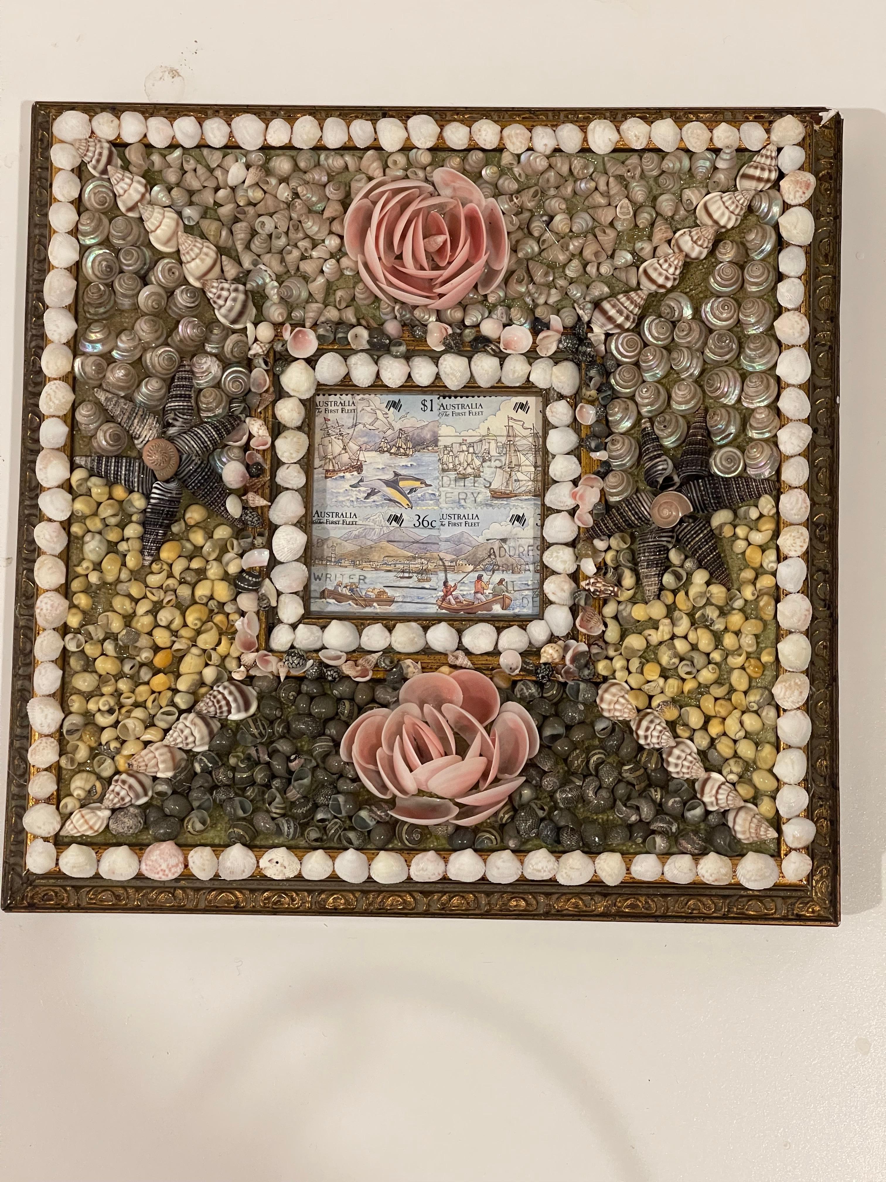 Vintage handgefertigte Meer Muschel verkrustete Rahmen in Matrosen Valentines Stil mit  alte australische Briefmarken von First Fleet. Tolle Küstendekoration.