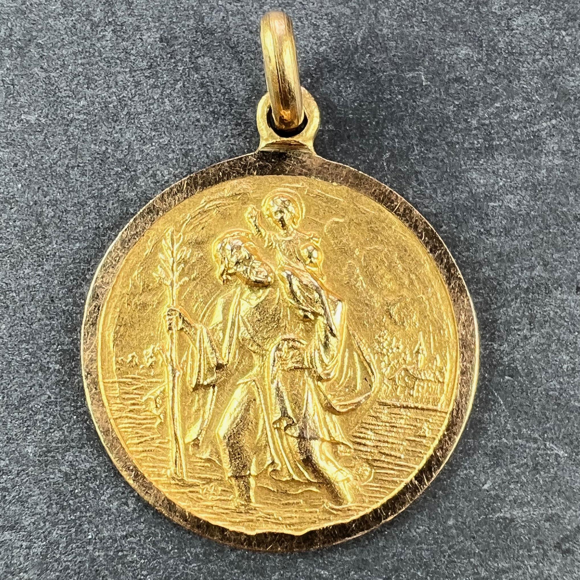 Pendentif ou médaille en or jaune 18 carats (18K) représentant Saint Christophe portant l'enfant Christ à travers la rivière. Non marqué mais testé pour l'or 18 carats.

Dimensions : 2,4 x 2,1 x 0,16 cm (sans l'anneau de saut) : 2,4 x 2,1 x 0,16 cm