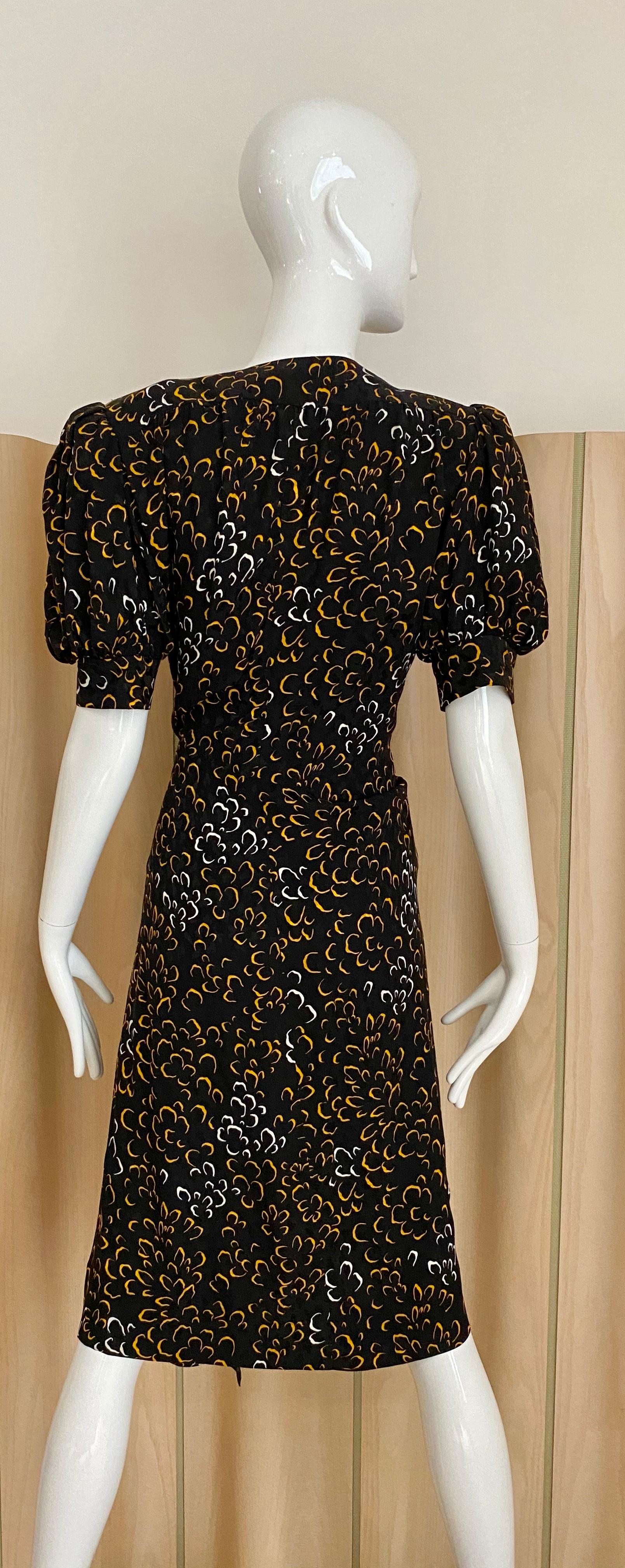 Vintage Saint Laurent Wickelkleid aus Seide mit schwarzem und gelbem Druck im Zustand „Gut“ im Angebot in Beverly Hills, CA