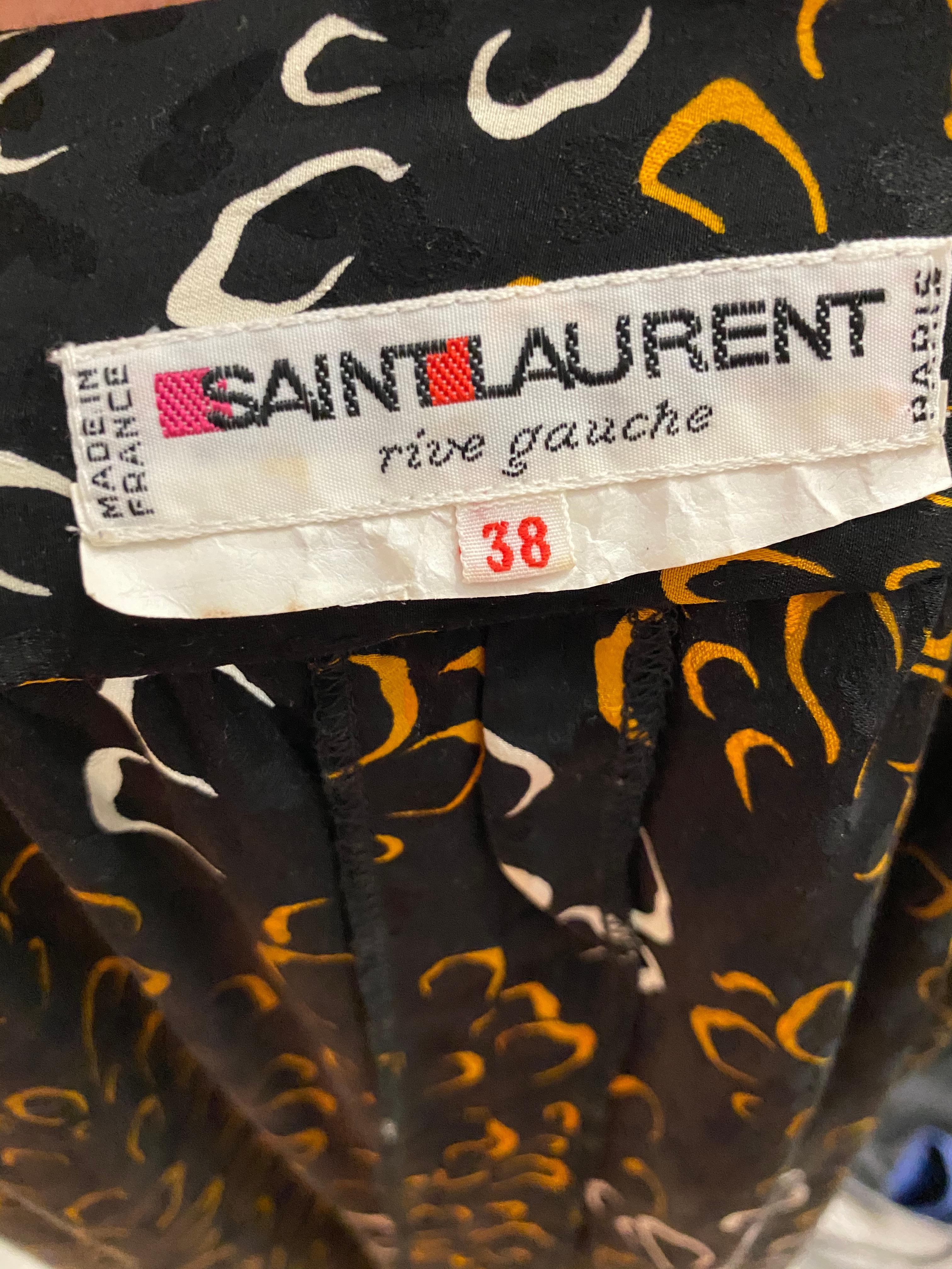 Saint Laurent - Robe portefeuille vintage en soie imprimée noire et jaune Pour femmes en vente