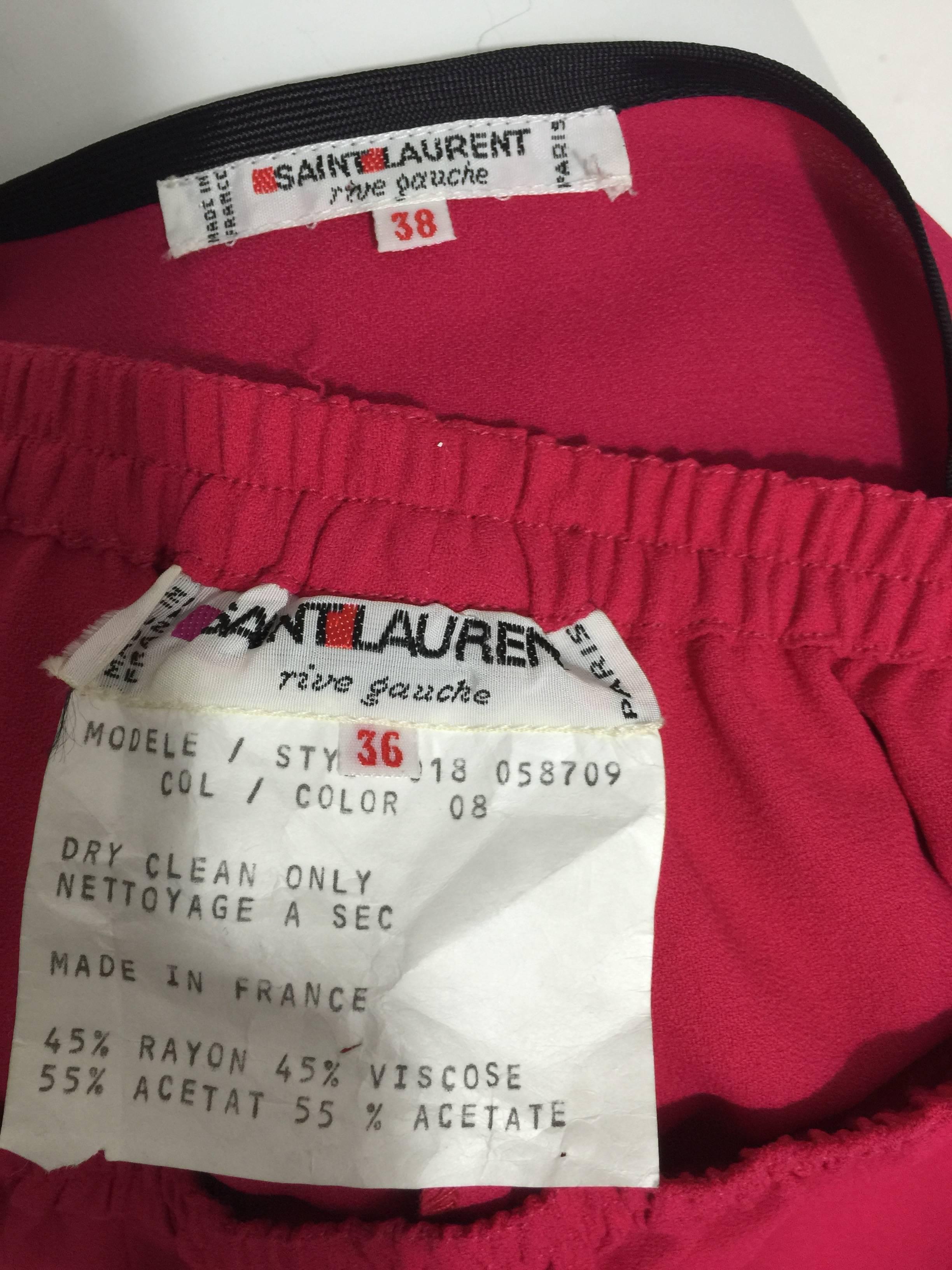 Vintage Saint Laurent Top rosa de los 70, pantalones y cinturón negro de borlas Conjunto YSL en venta 5