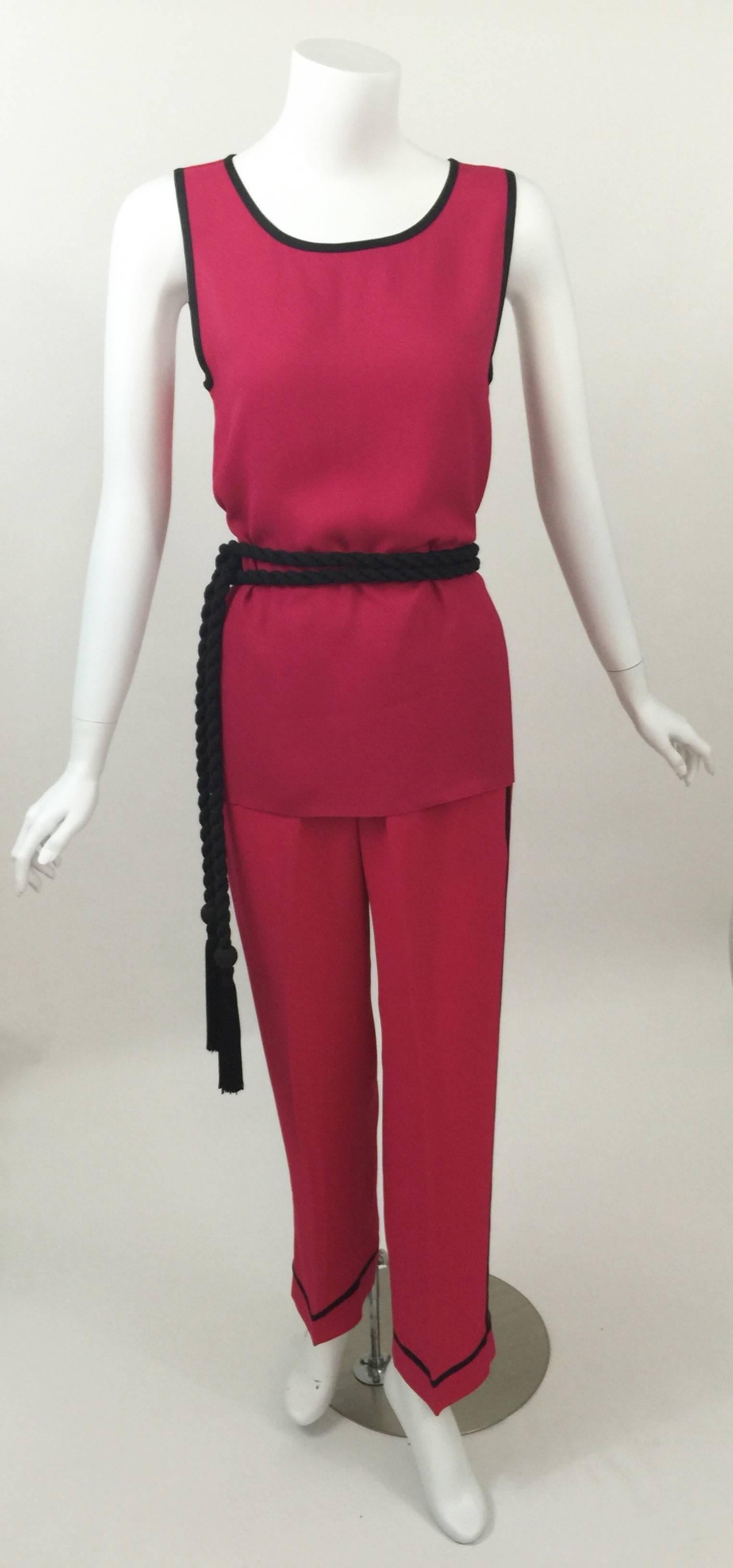 Rouge Saint Laurent - Ensemble haut, pantalon et ceinture à pompons noirs YSL rose, vintage, années 1970 en vente