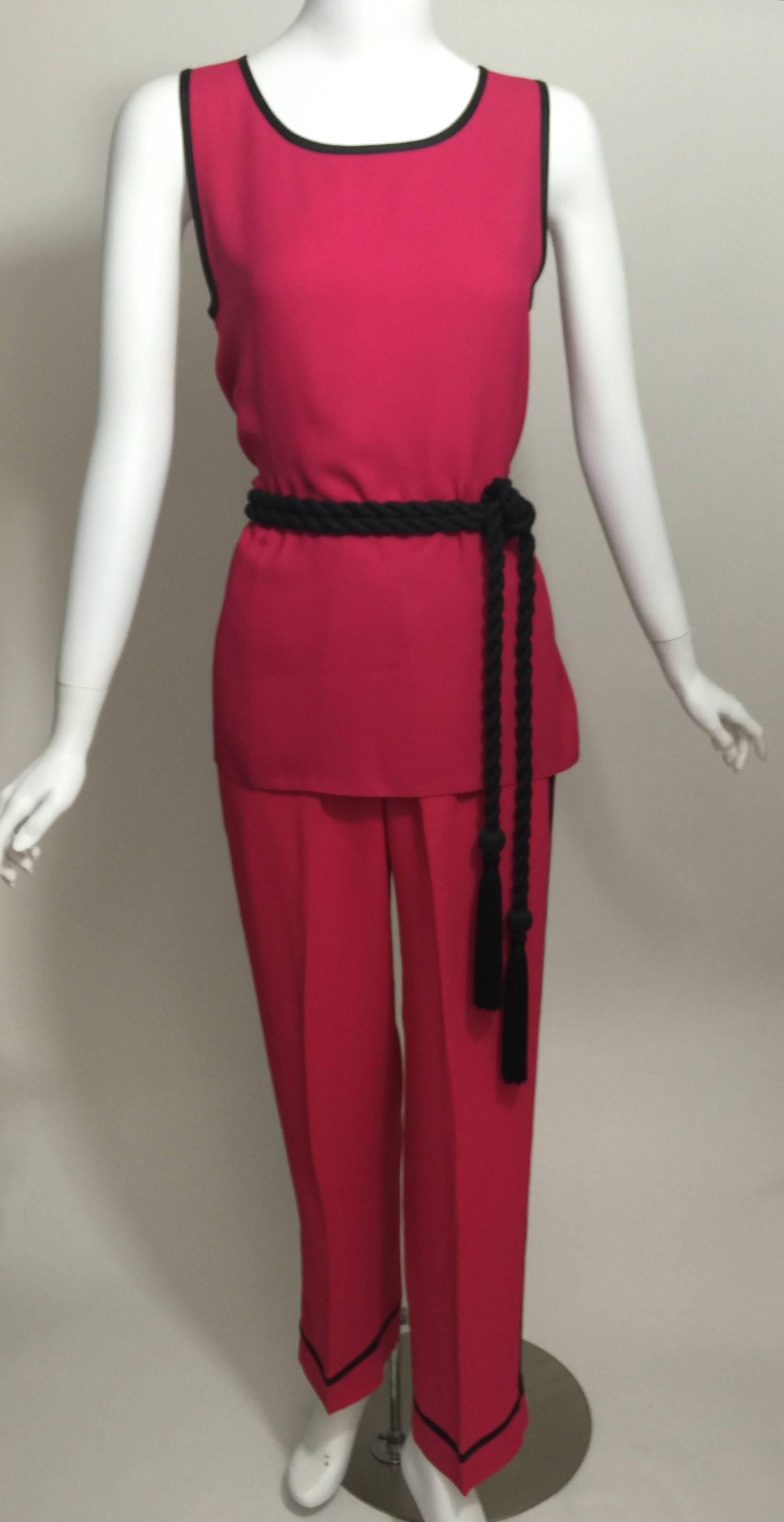 Saint Laurent - Ensemble haut, pantalon et ceinture à pompons noirs YSL rose, vintage, années 1970 Excellent état - En vente à Boca Raton, FL