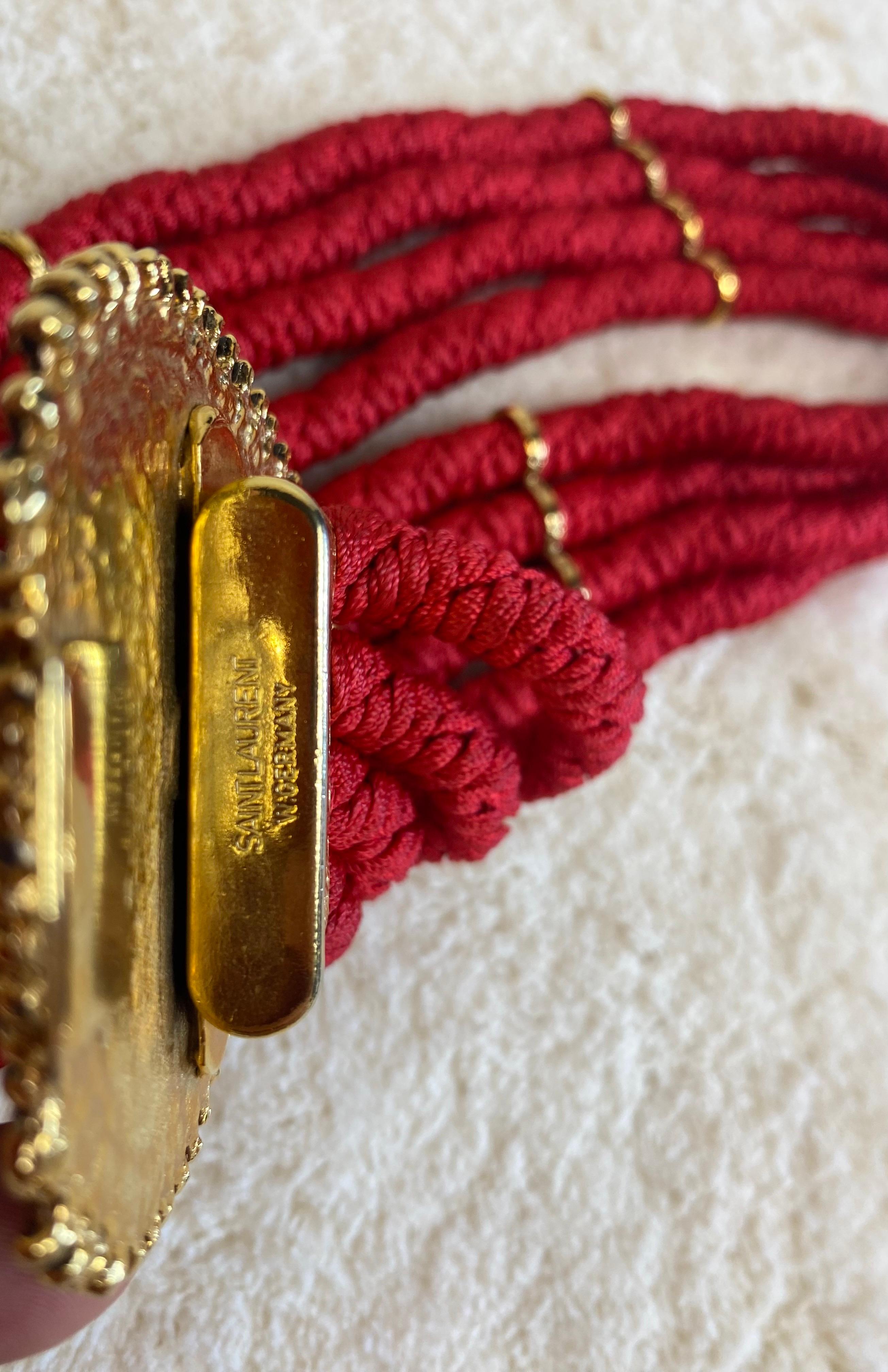 Vintage Saint Laurent roter Gürtel mit goldenen Details im Angebot 5
