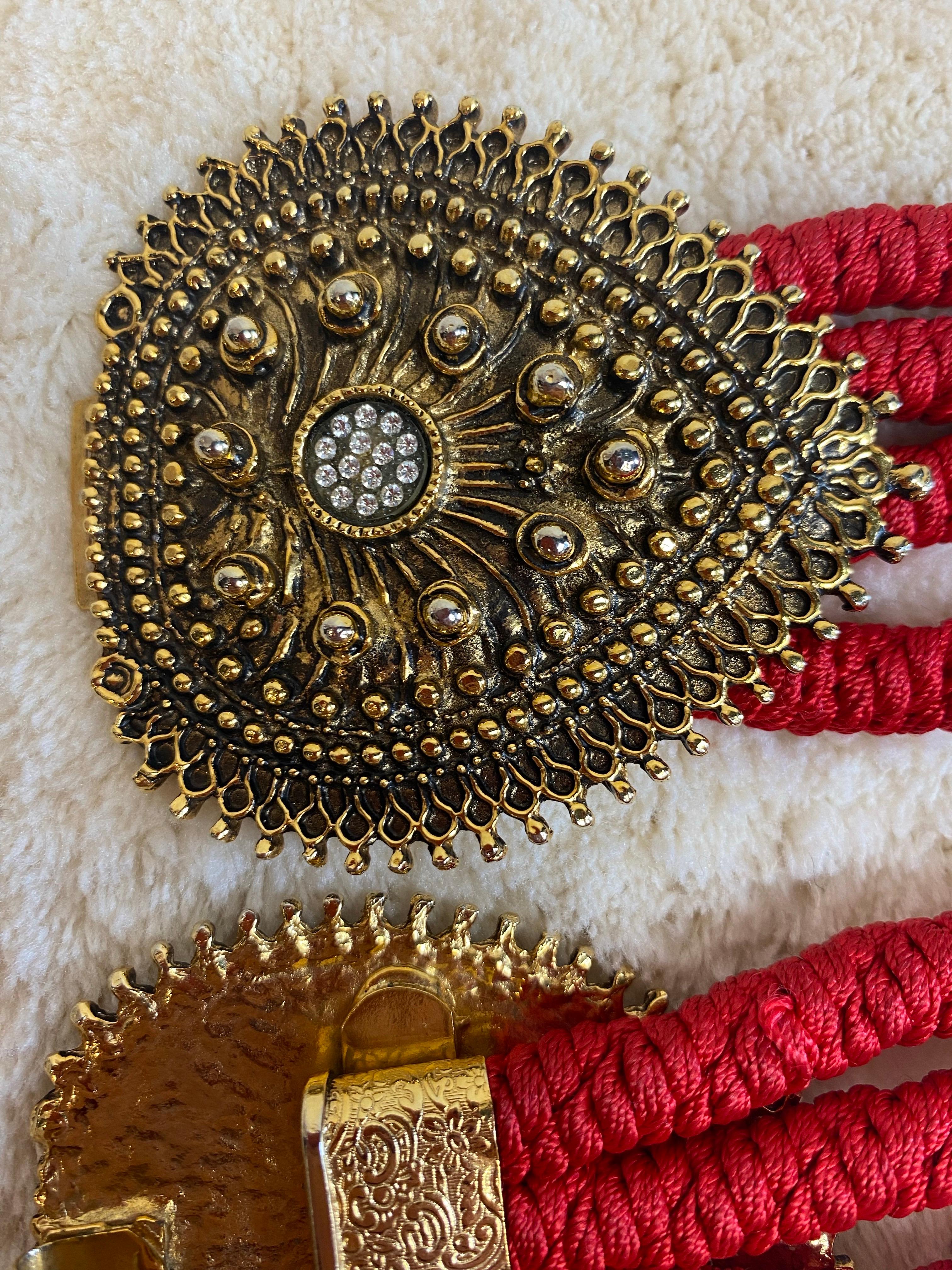 Vintage Saint Laurent roter Gürtel mit goldenen Details im Angebot 6