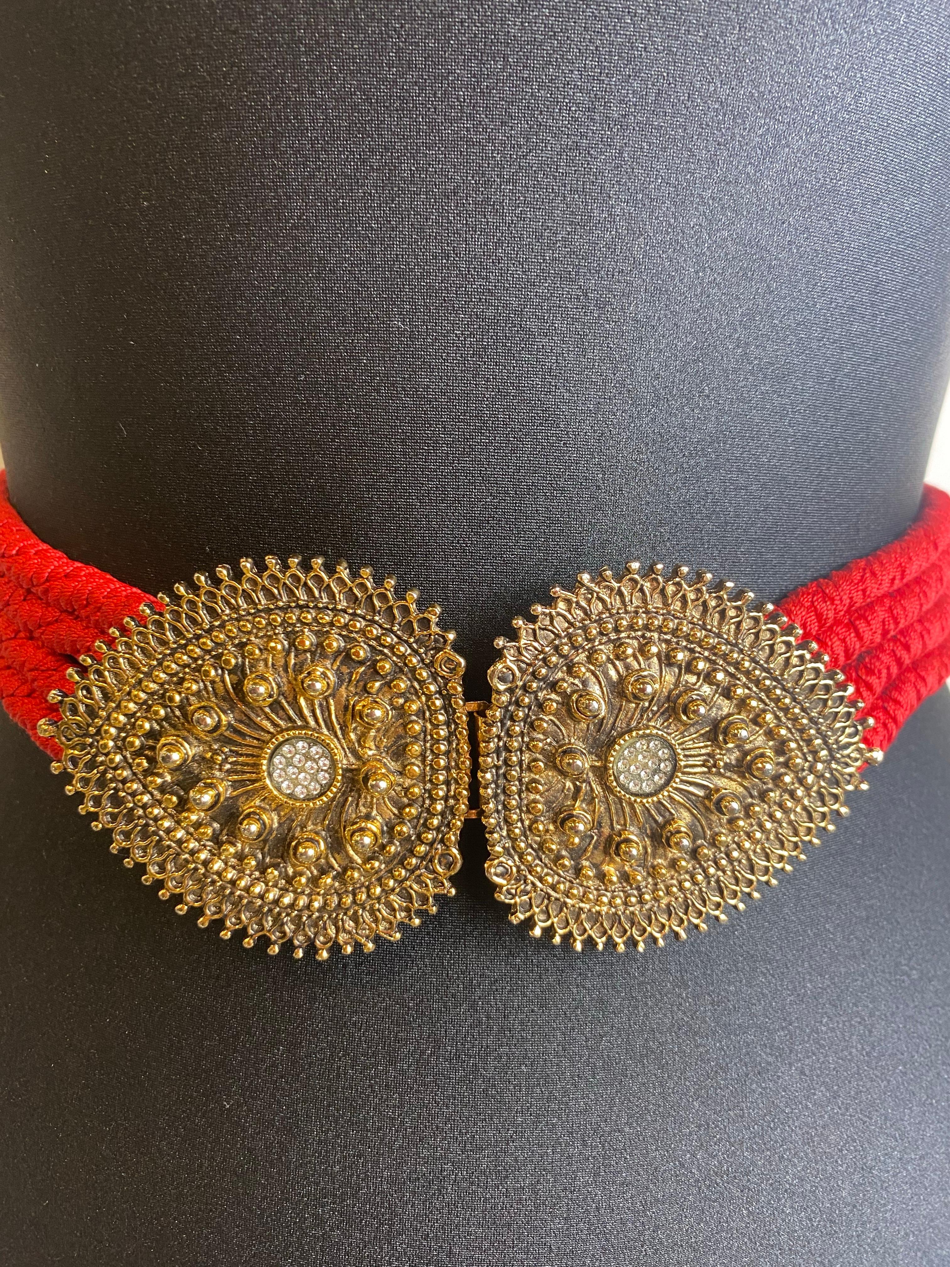 Vintage Saint Laurent roter Gürtel mit goldenen Details.
Länge: 75 cm. (Passt aufgrund seiner Dehnbarkeit auch für größere Größen).
Breite: 4 cm.
Ausgezeichneter Zustand, mit kleinen Mängeln, wie auf den Fotos zu sehen.