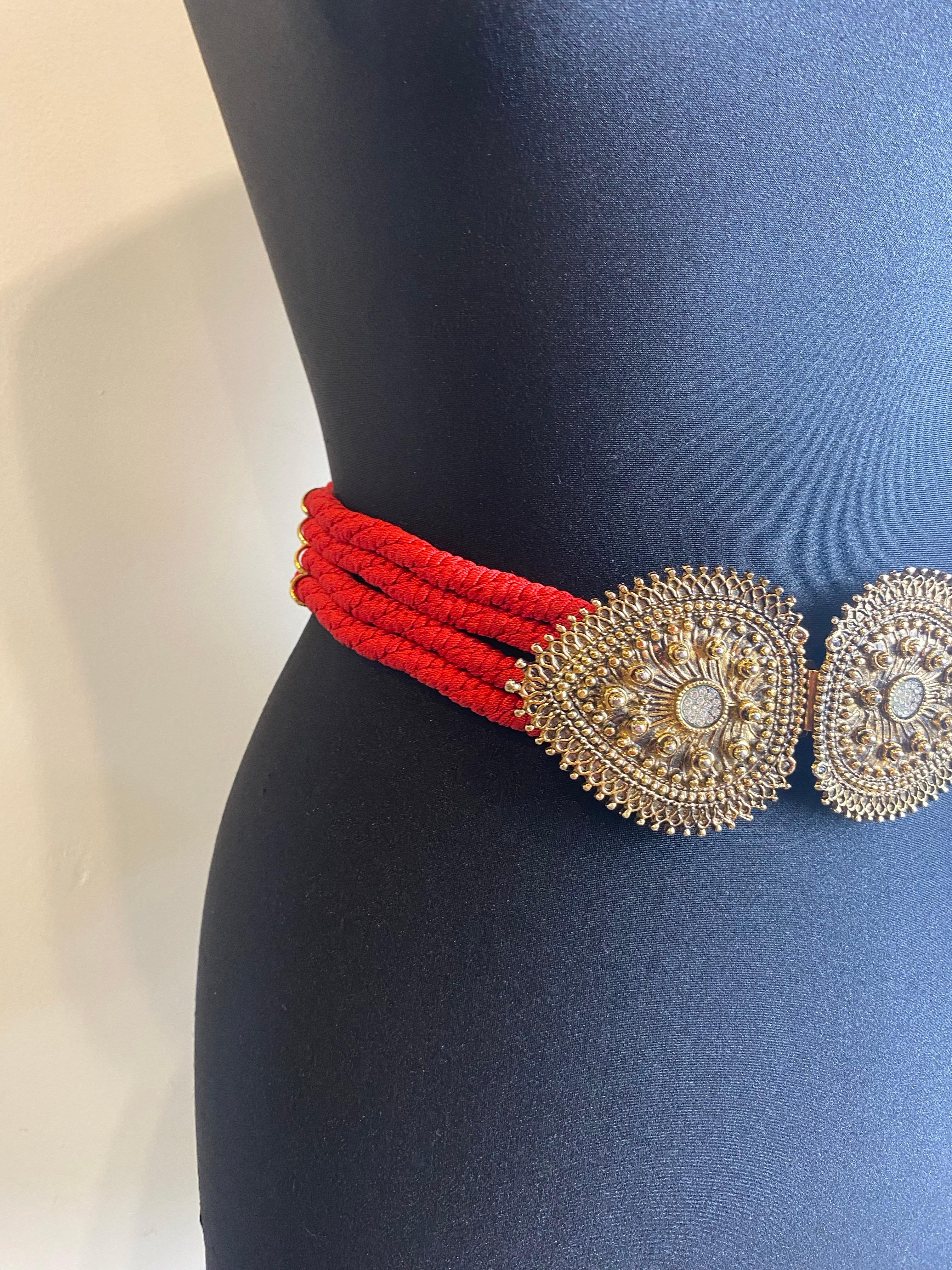 Vintage Saint Laurent roter Gürtel mit goldenen Details (Braun) im Angebot