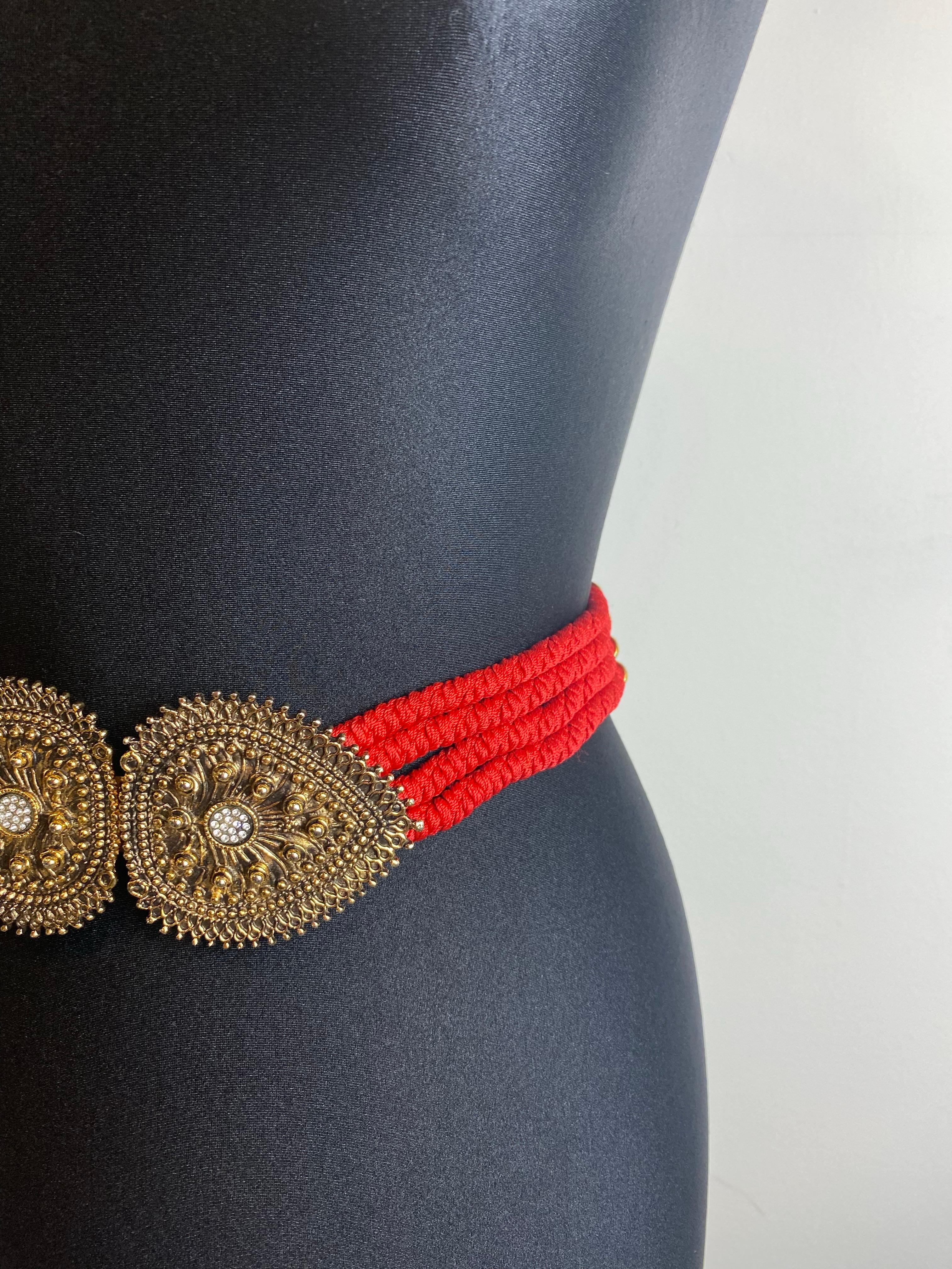 Vintage Saint Laurent roter Gürtel mit goldenen Details im Zustand „Hervorragend“ im Angebot in Carnate, IT