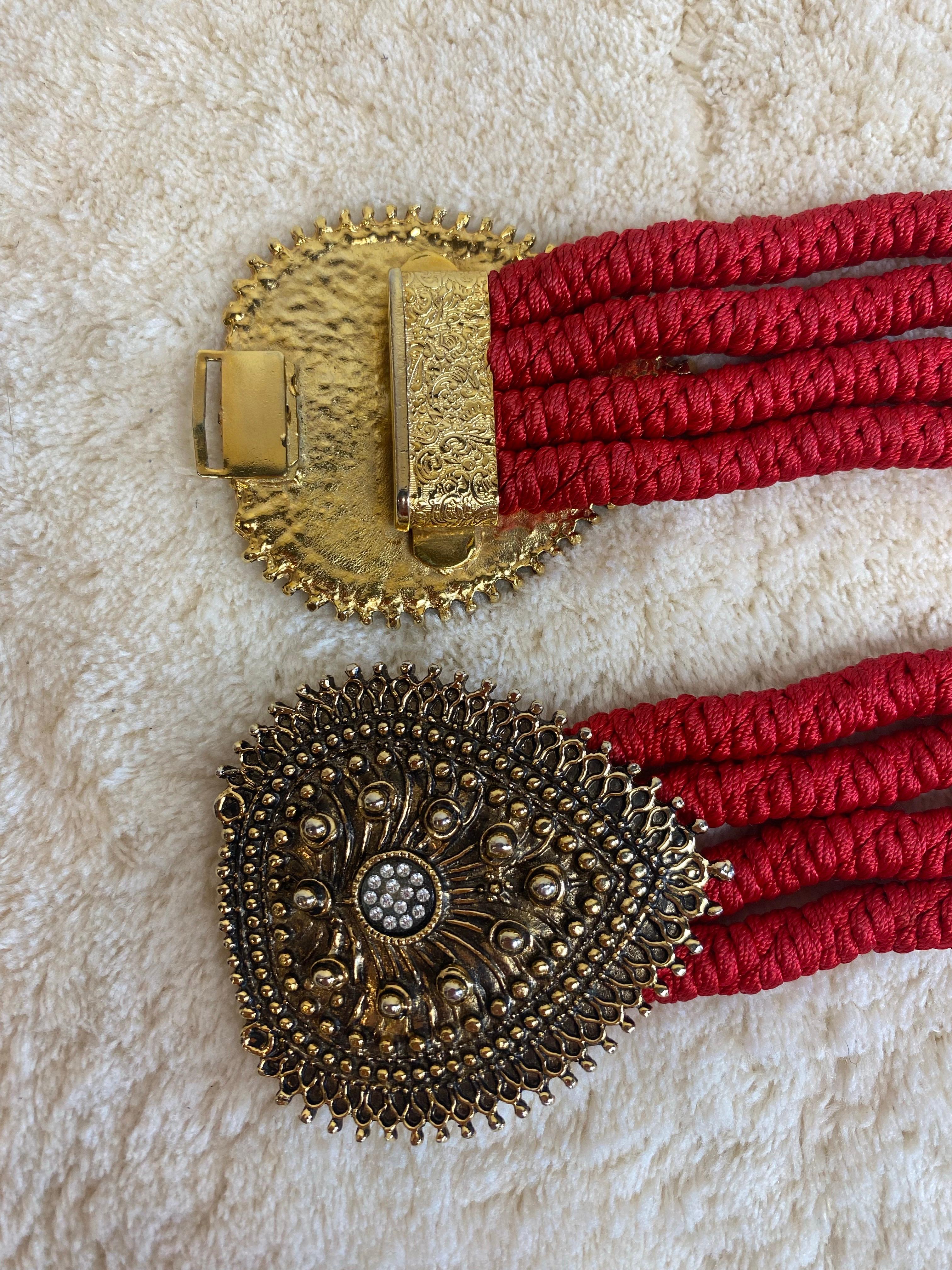 Vintage Saint Laurent roter Gürtel mit goldenen Details im Angebot 2
