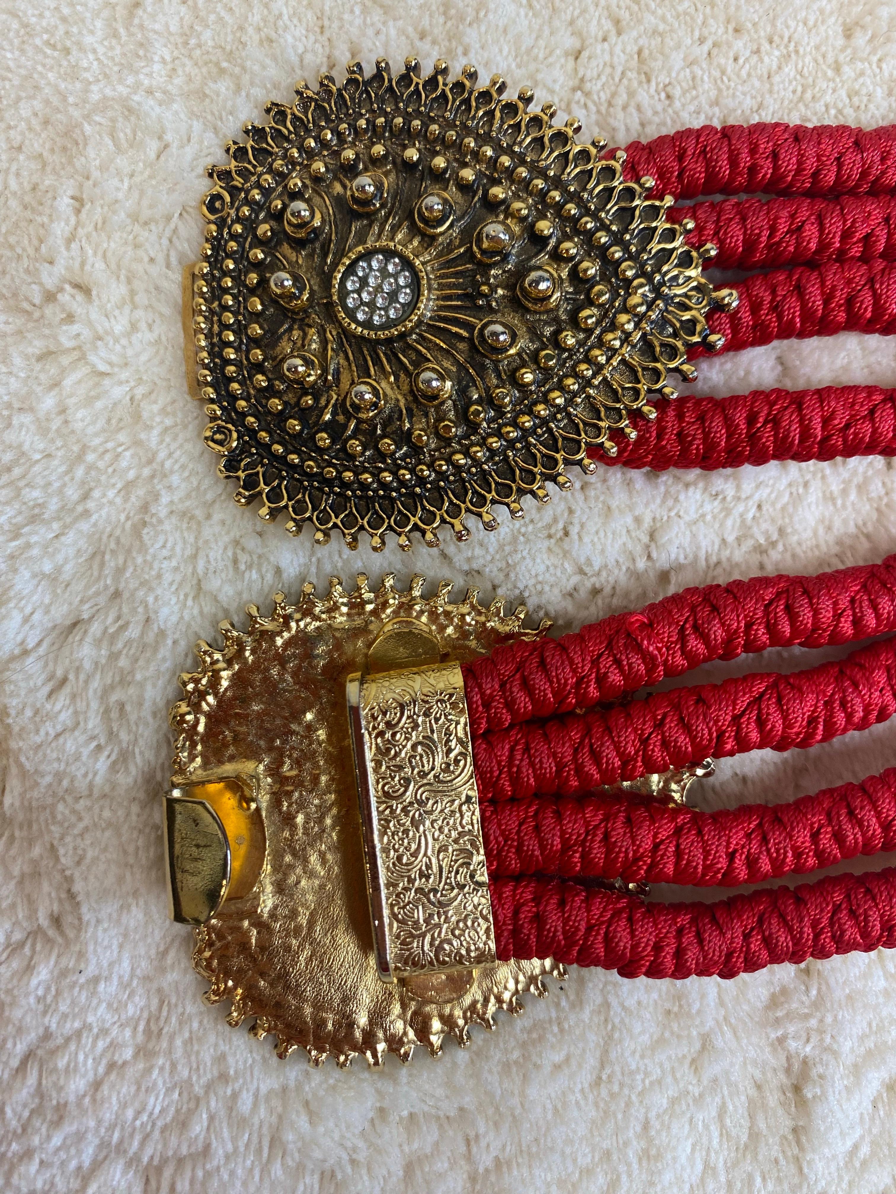 Vintage Saint Laurent roter Gürtel mit goldenen Details im Angebot 4
