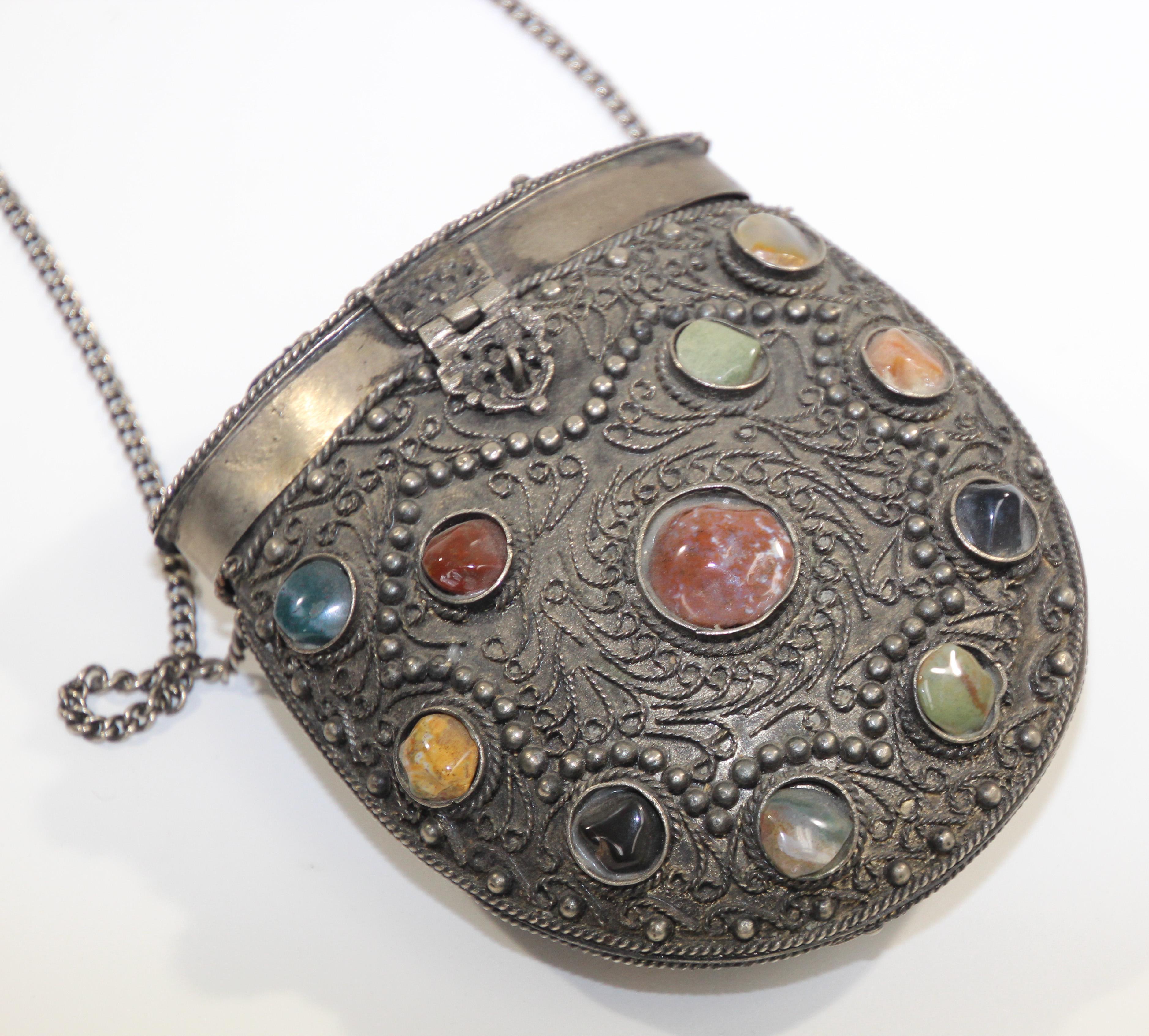 Vintage Sajai metal and agate talisman box coin purse, Handmade in India,
Handmade Sajai metal cross body purse with multi-colored agates and intricately applied metal windings. 
Sajai means ‘to decorate or beautify.
This is a filagree metal