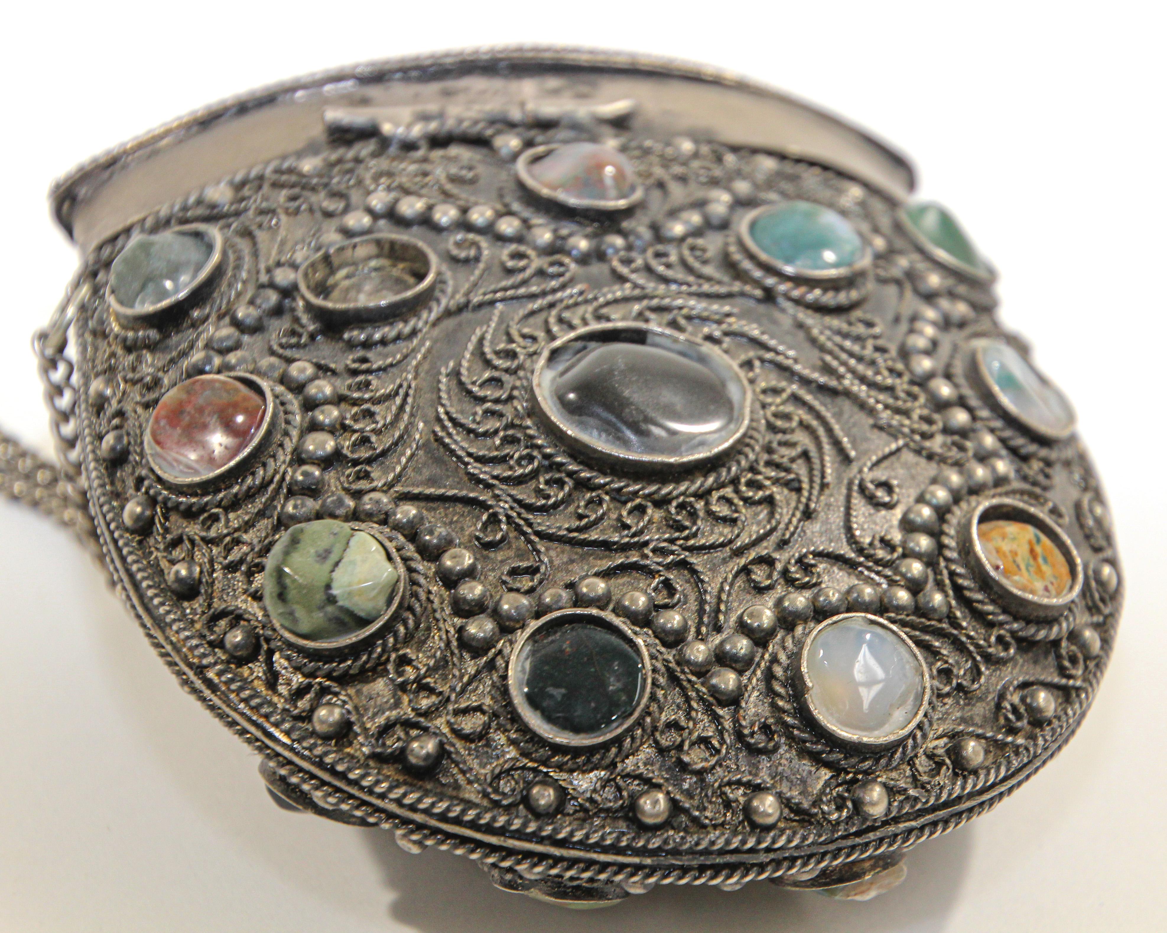 Vintage Sajai Metal and Agate Scroll Box Coin Purse, Handmade in India In Good Condition For Sale In North Hollywood, CA