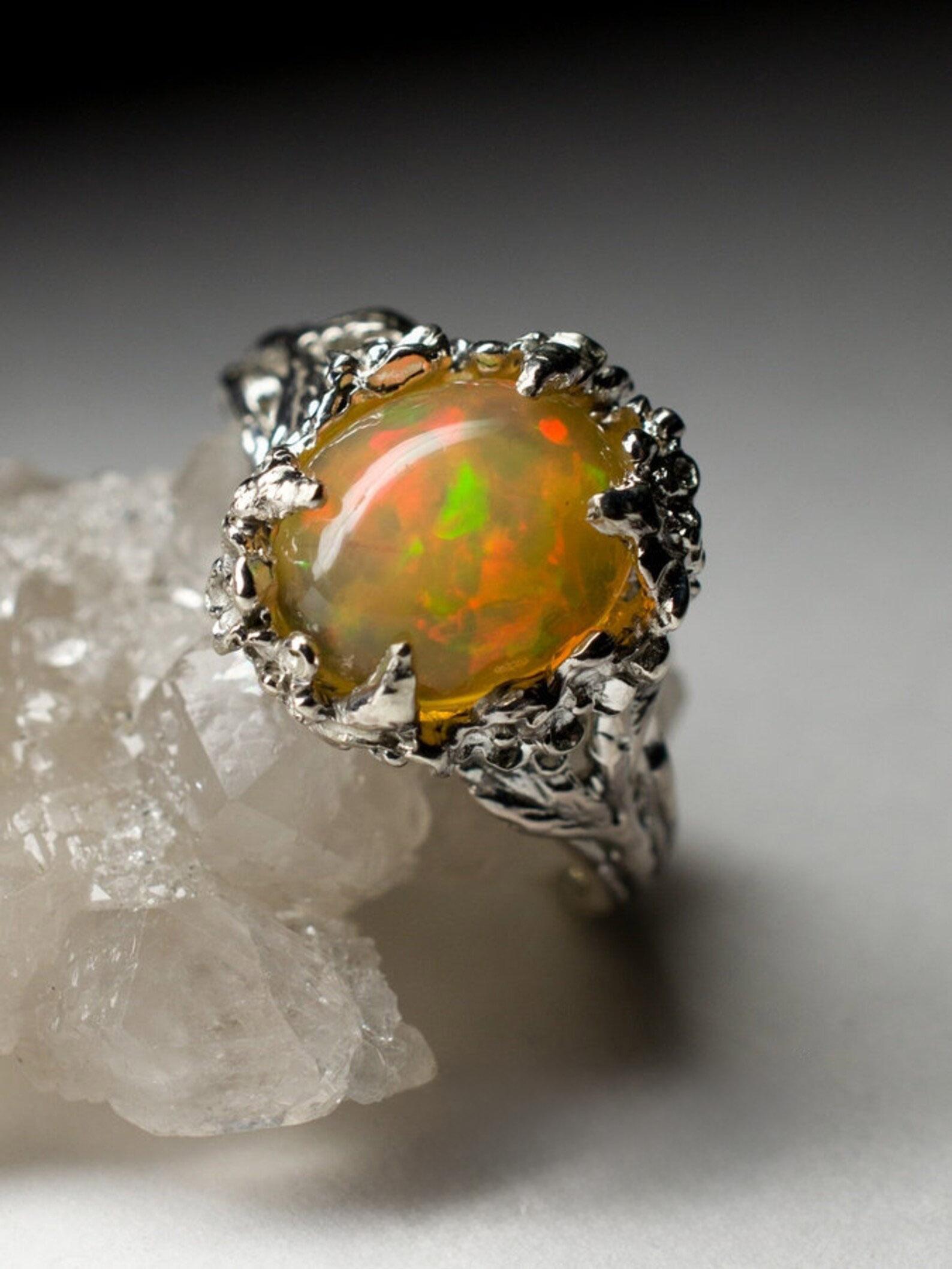 Vintage Silver Opal ring 
gemstone origin - Ethiopia
ring size - 7.5 US 
ring weight - 4.72 grams
gem size is 0.28 x 0.51 x 0.59 in / 7 х 13 х 15 mm