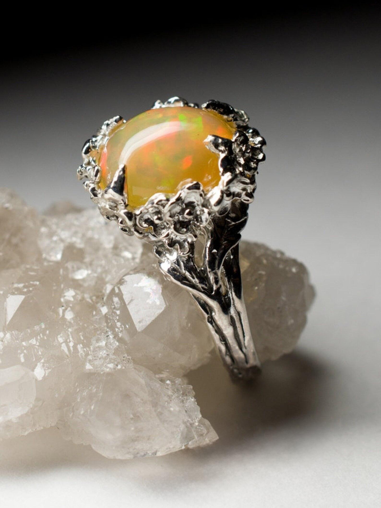 Bague vintage en argent et opale Sakura, pierre précieuse d'inspiration arc-en-ciel jaune naturel  Unisexe en vente
