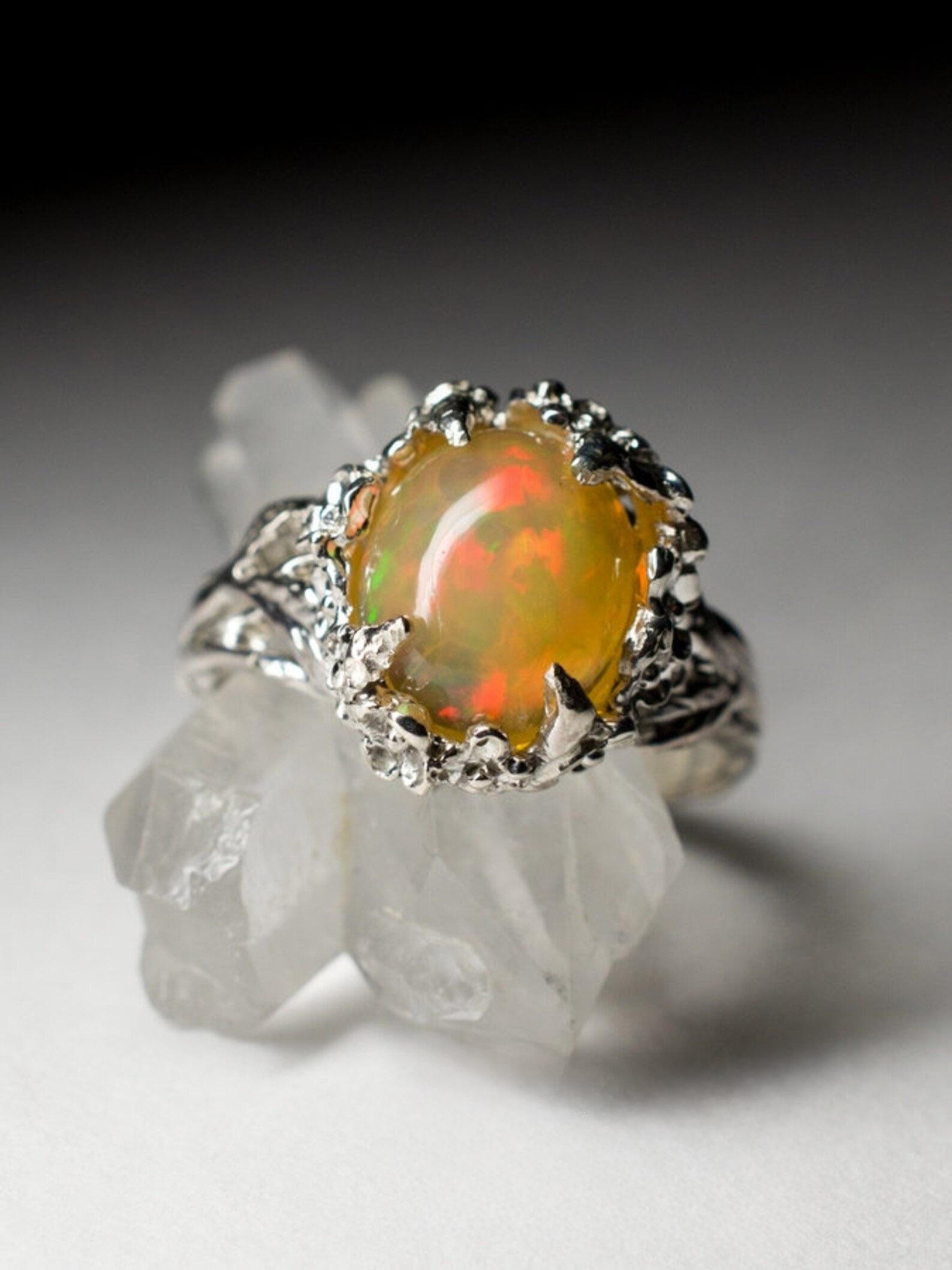 Bague vintage en argent et opale Sakura, pierre précieuse d'inspiration arc-en-ciel jaune naturel  en vente 1