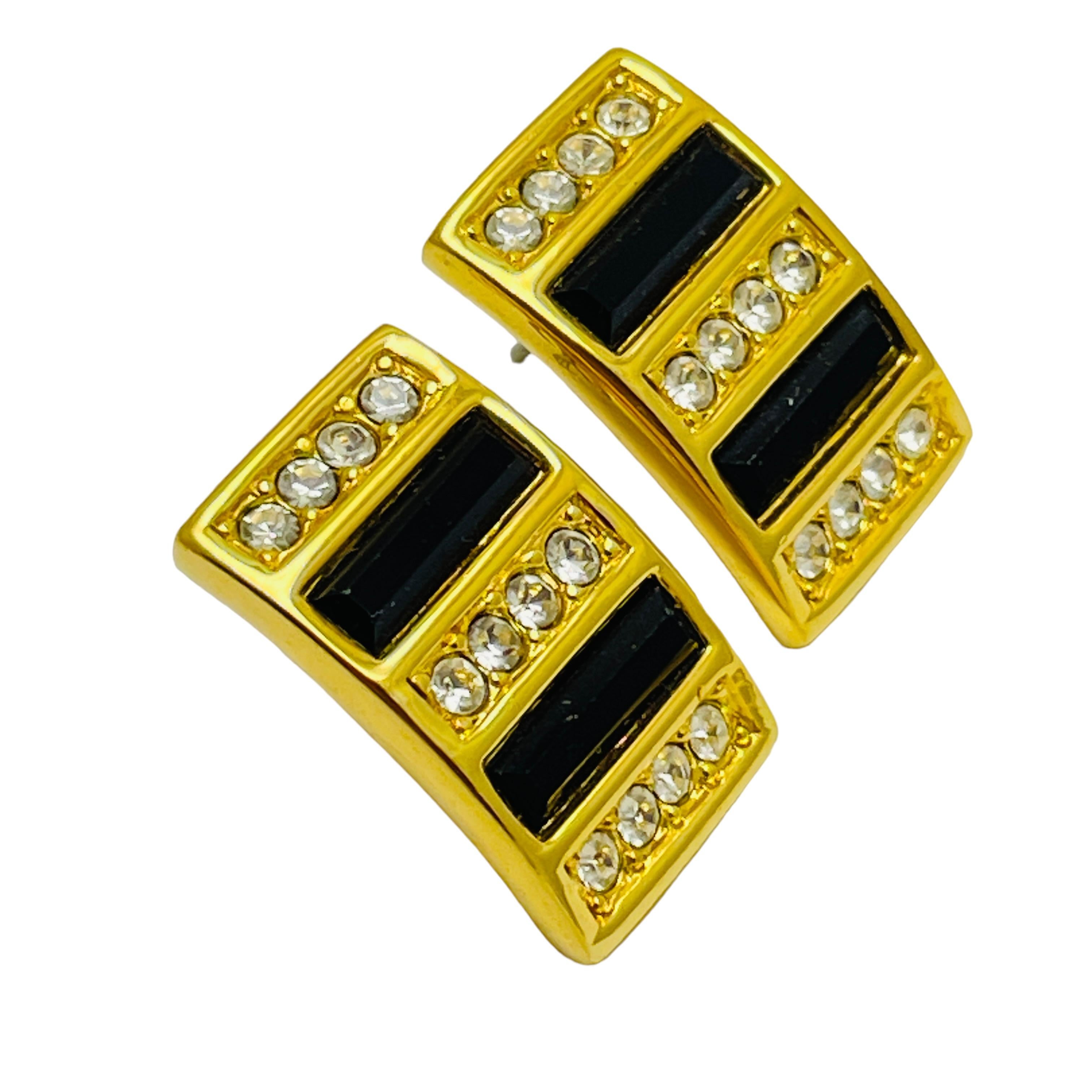 DETAILS

• signed SAL for Swarovski  

• gold tone with crystals 

• vintage designer earrings

MEASUREMENTS  

• 

CONDITION

•  very good vintage condition with minimal signs of wear 

 Sku 46

❤️❤️  VINTAGE DESIGNER JEWELRY ❤️❤️

❤️❤️ 
