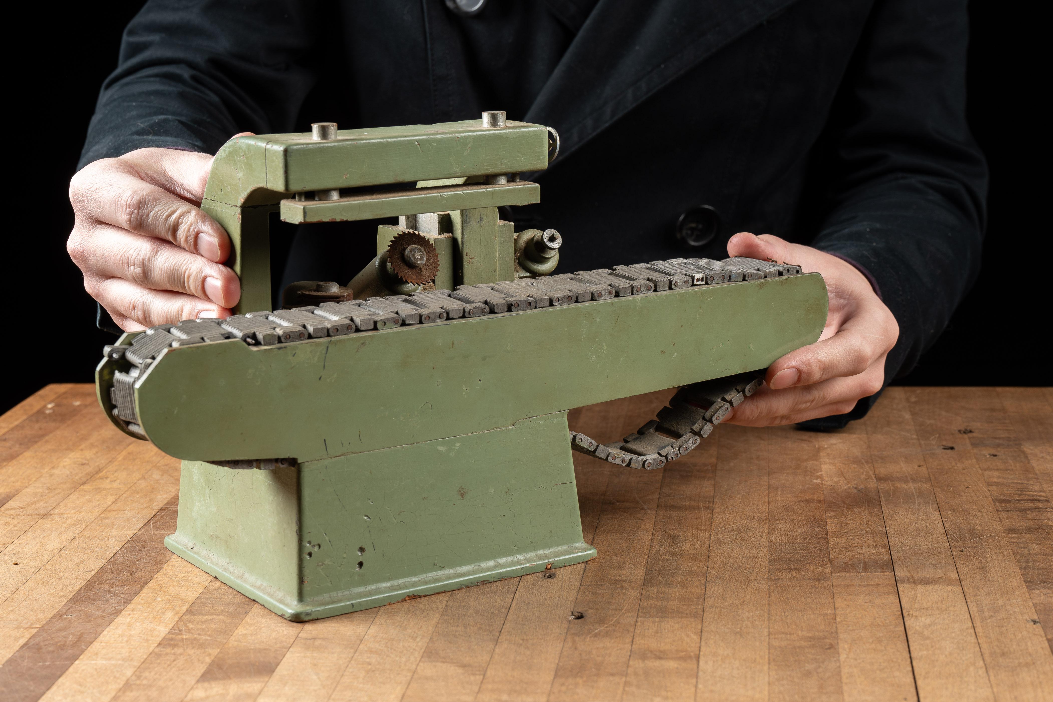 Campione d'epoca (forse al limite dell'antico) di venditore industriale tedesco.

Questo pezzo, di un produttore sconosciuto, è una versione in scala di una sega a nastro e di un sistema di nastri trasportatori. L'esemplare presenta un corpo in
