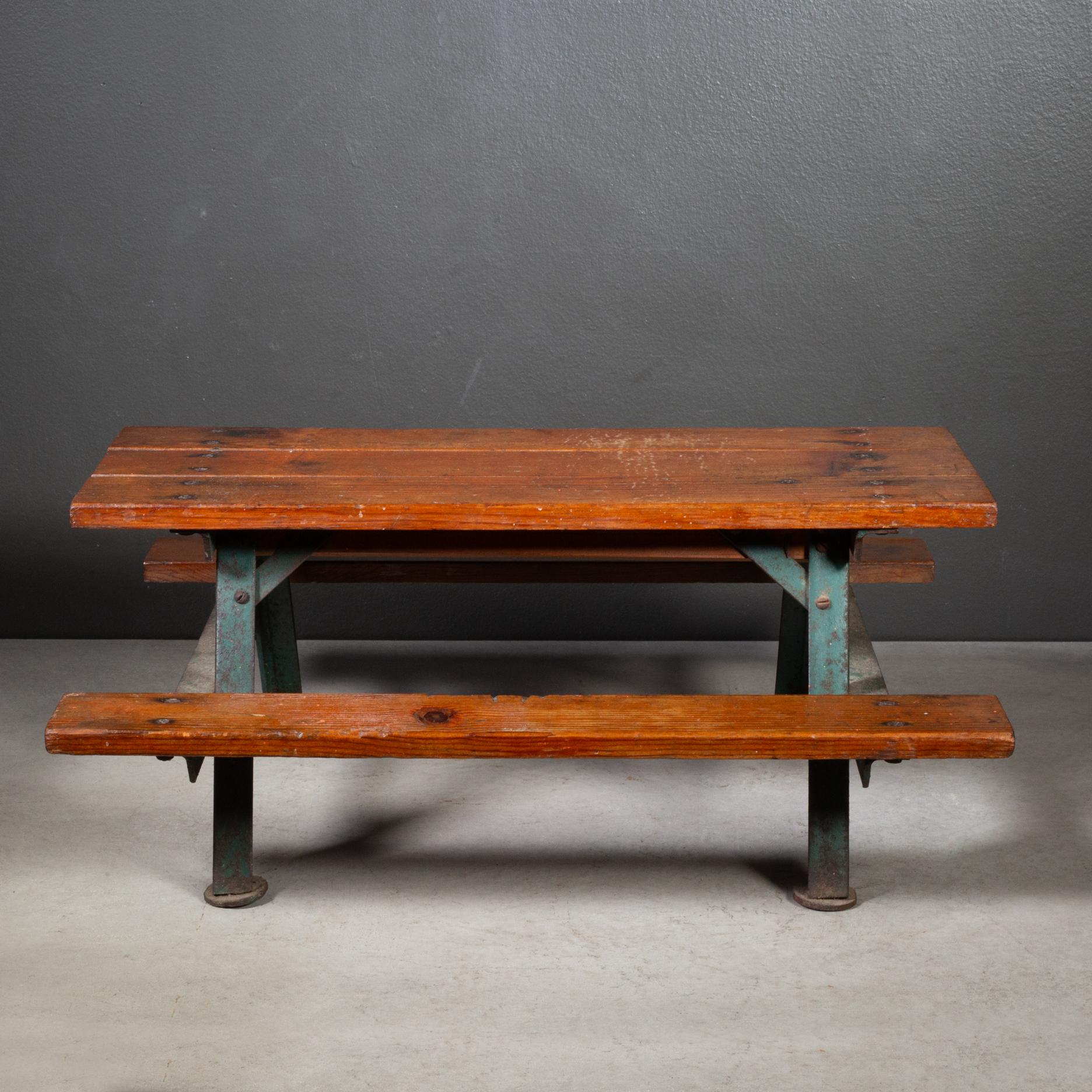 À PROPOS DE

Table de pique-nique d'échantillon de vendeur vintage avec trois lattes de bois pour le dessus de table et une chacune pour les sièges. Base en acier peint en vert. 

Représenté avec un modèle de main grandeur nature pour l'échelle. 

 