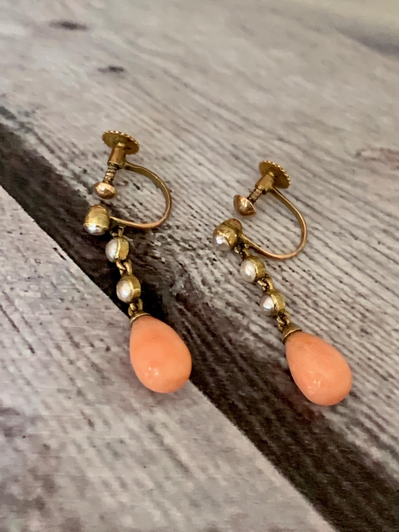 Vintage Salmon Coral 9 Karat Yellow Gold Screw Back Earrings In Good Condition In St. Louis Park, MN