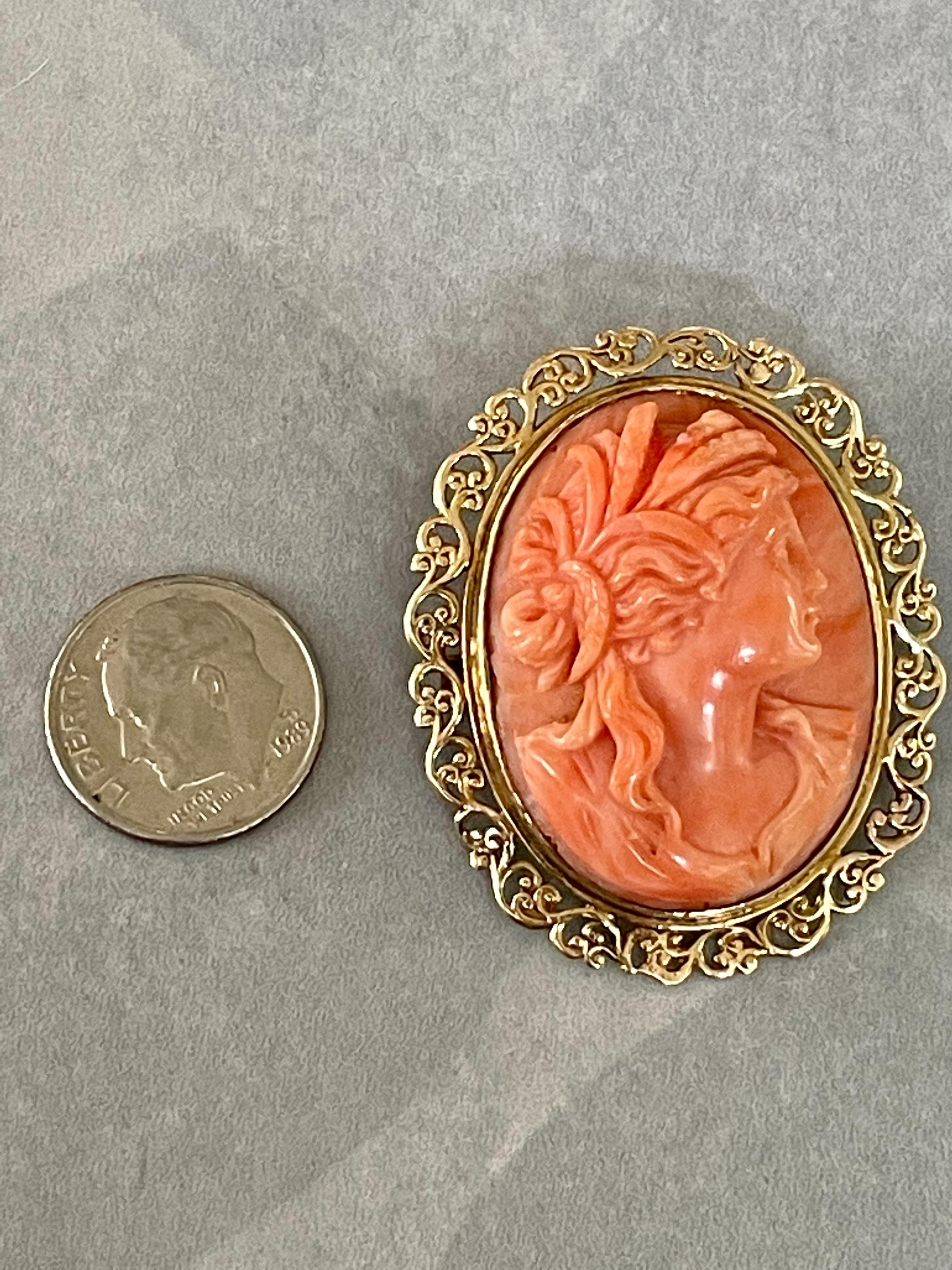 Women's or Men's Vintage Salmon Coral and 14 Karat Yellow Gold Cameo Brooch Pin