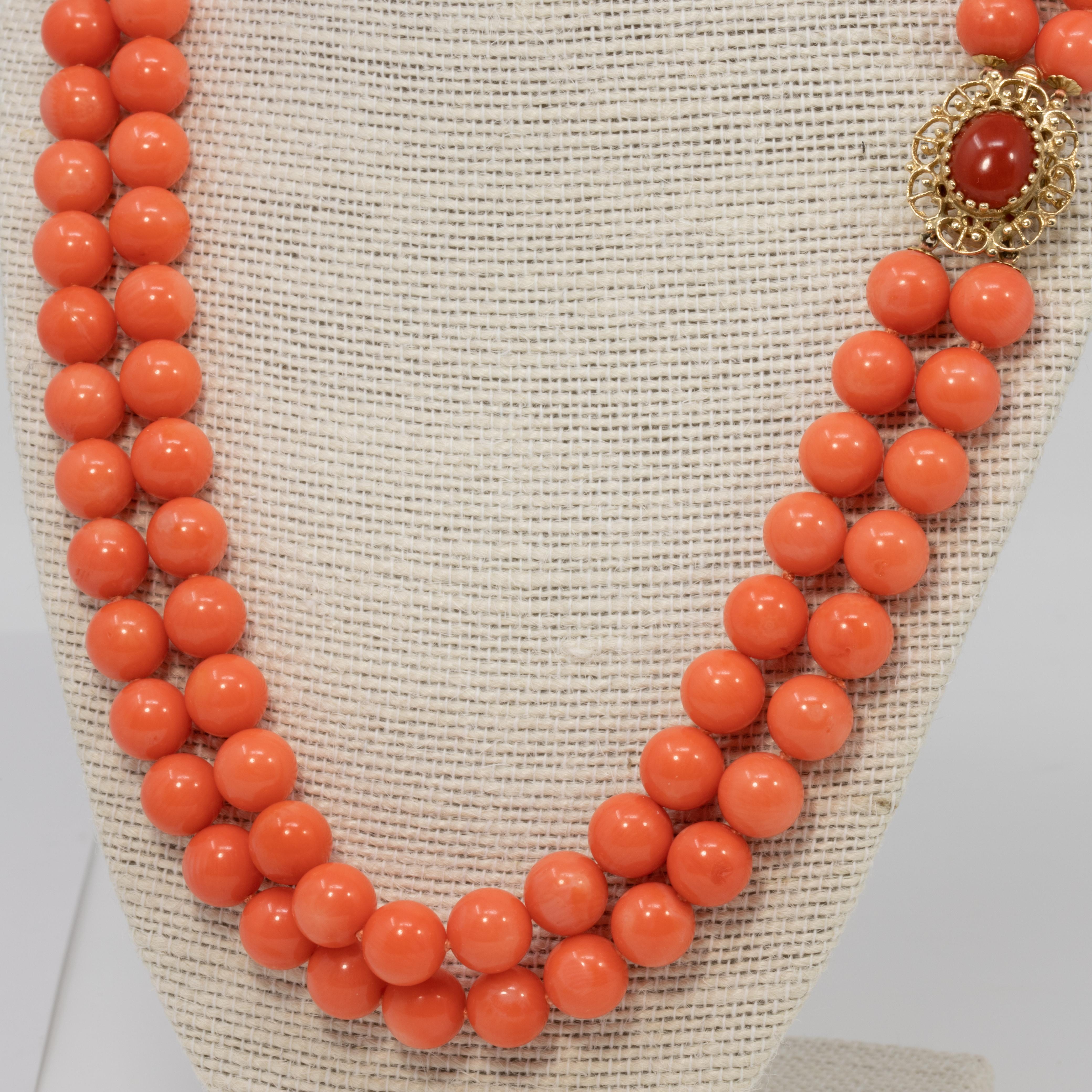 Doppelreihige Vintage-Halskette aus 14 Karat Gelbgold mit Lachs-Koralle Perlen-Verschluss (Retro) im Angebot