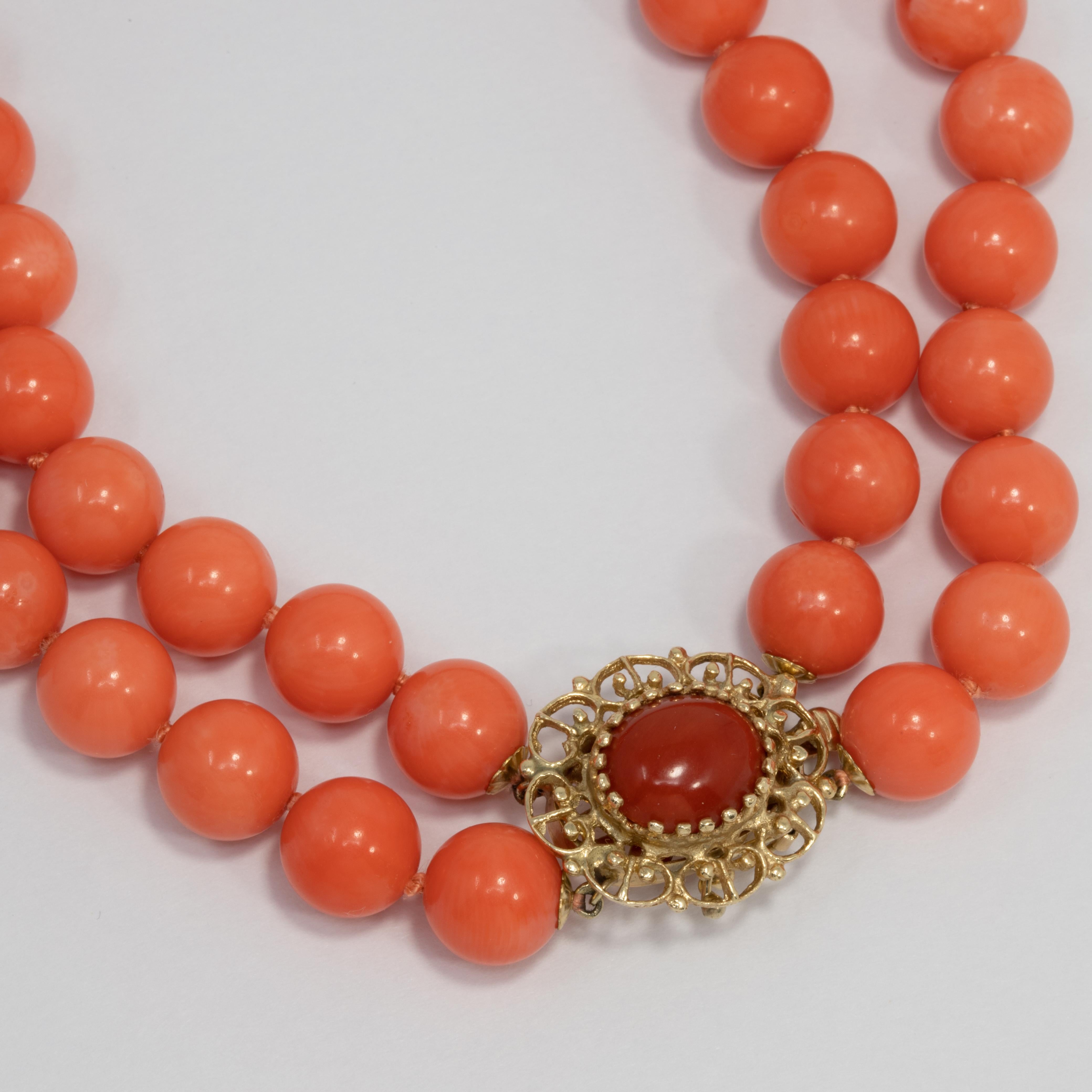 Doppelreihige Vintage-Halskette aus 14 Karat Gelbgold mit Lachs-Koralle Perlen-Verschluss im Zustand „Gut“ im Angebot in Milford, DE