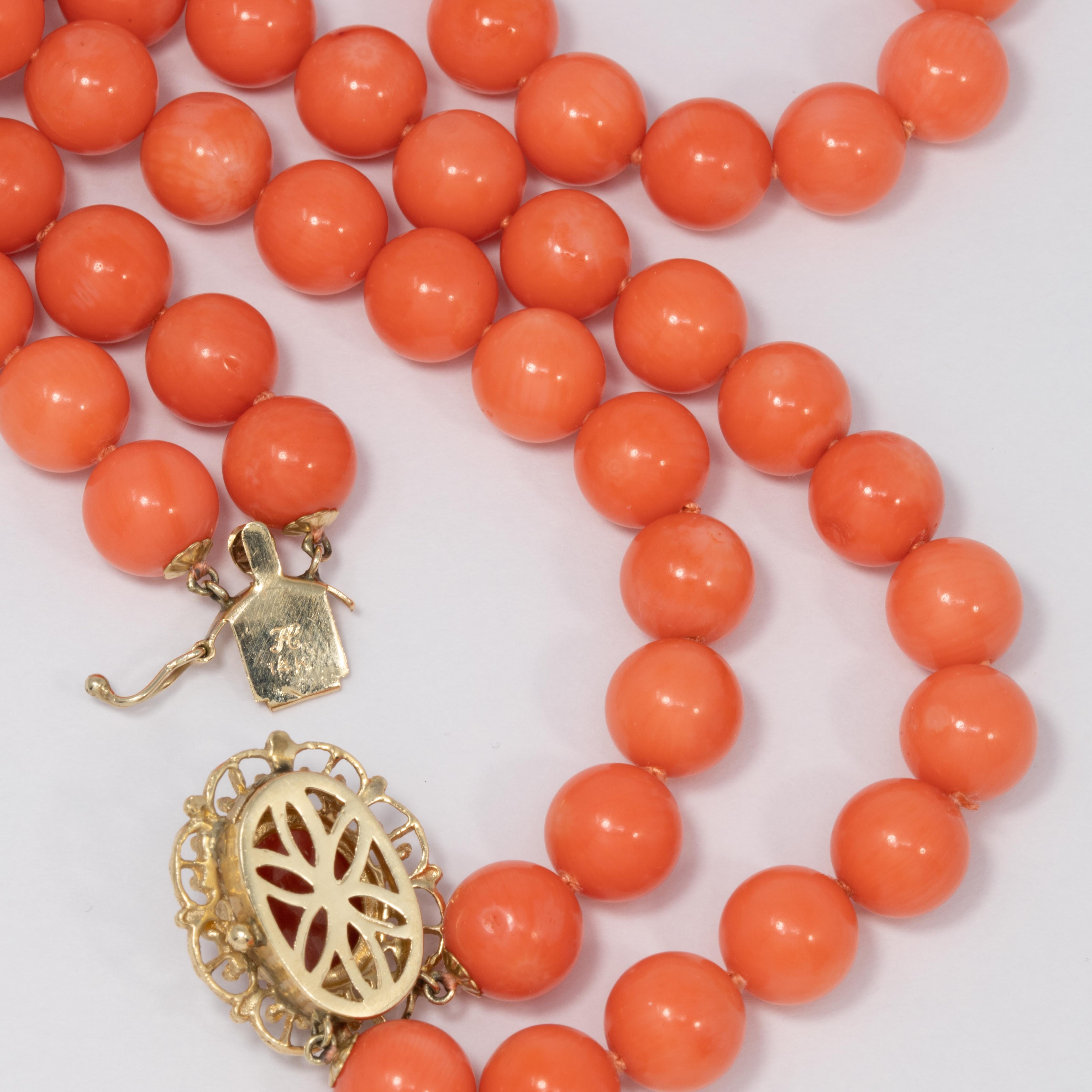 Doppelreihige Vintage-Halskette aus 14 Karat Gelbgold mit Lachs-Koralle Perlen-Verschluss im Angebot 1