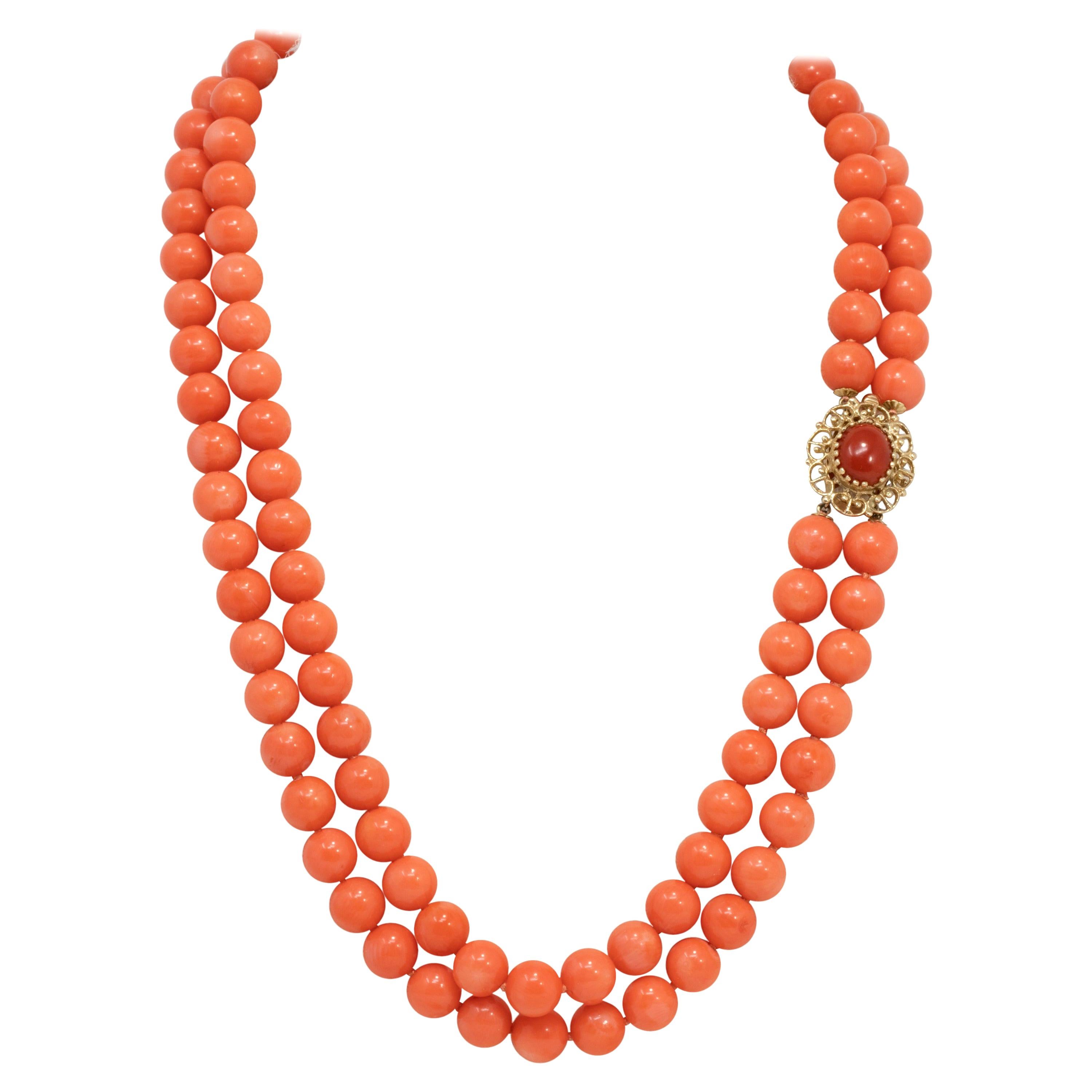 Doppelreihige Vintage-Halskette aus 14 Karat Gelbgold mit Lachs-Koralle Perlen-Verschluss im Angebot