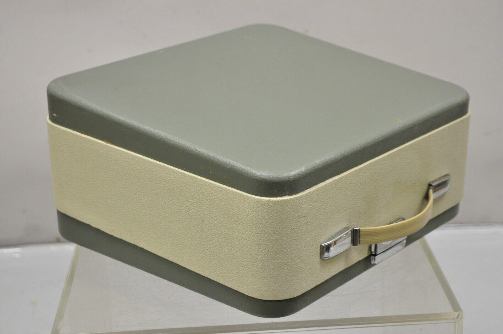 Vintage Lachsrosa Olympia Deluxe SM7 Handschreibmaschine Westdeutschland im Koffer. Merkmale des Artikels  das originale Gehäuse, seltene rosa Farbe, sehr schönes Vintage-Stück, hergestellt in Westdeutschland. Um 1960er. Abmessungen: 7,5