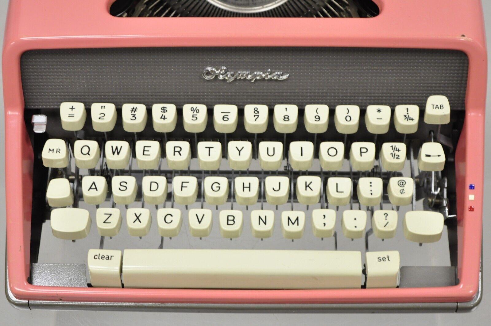 Vintage Olympia Deluxe SM7 Handtaschenschreibtisch in Lachsrosa mit Lachsrosa in Etui, Westdeutschland im Zustand „Gut“ in Philadelphia, PA