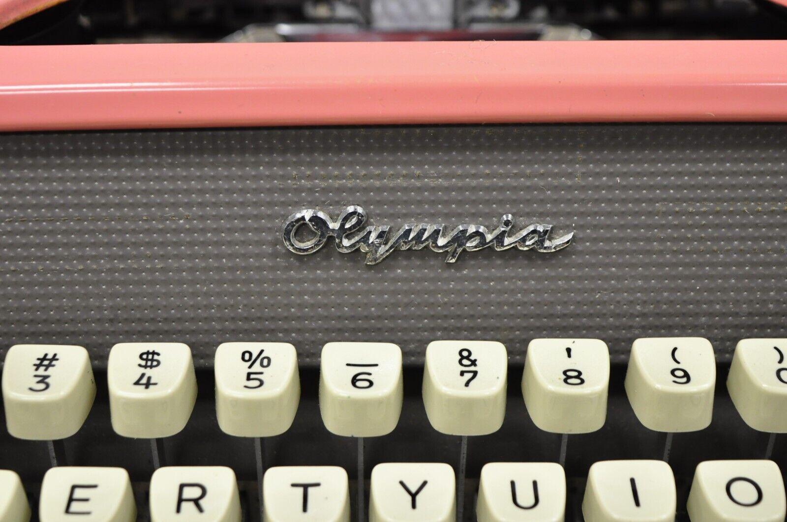 Vintage Olympia Deluxe SM7 Handtaschenschreibtisch in Lachsrosa mit Lachsrosa in Etui, Westdeutschland (Mitte des 20. Jahrhunderts)
