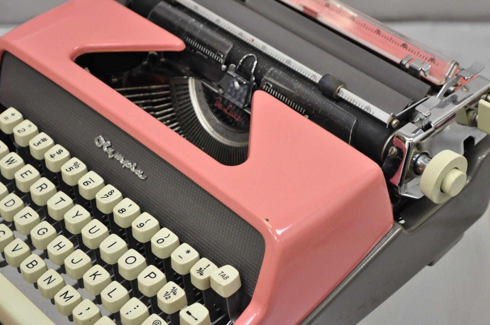 Vintage Olympia Deluxe SM7 Handtaschenschreibtisch in Lachsrosa mit Lachsrosa in Etui, Westdeutschland (Metall)