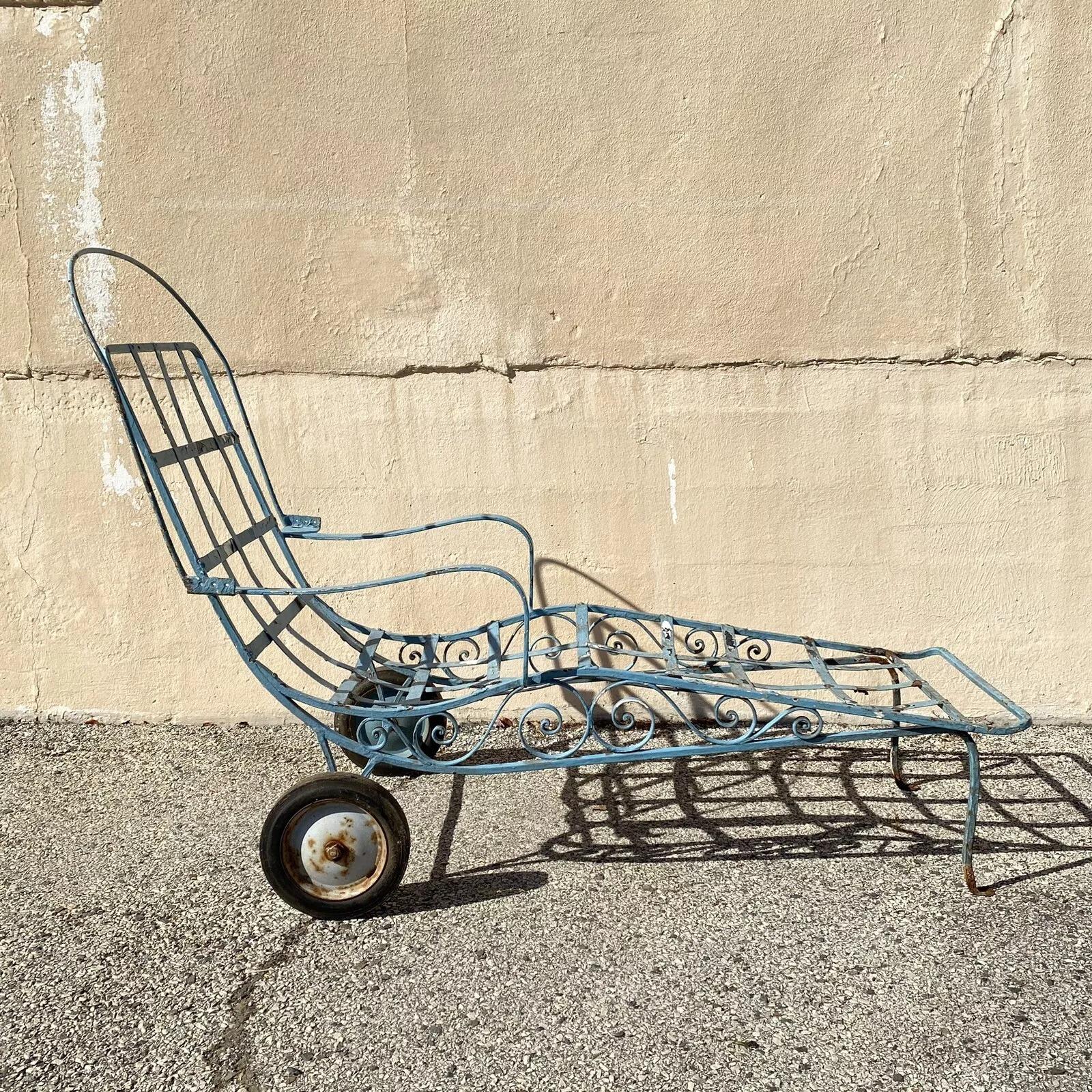 Vintage Salterini Art Nouveau Scrolling Wrought Iron Garden Patio Chaise Lounge In Good Condition For Sale In Philadelphia, PA