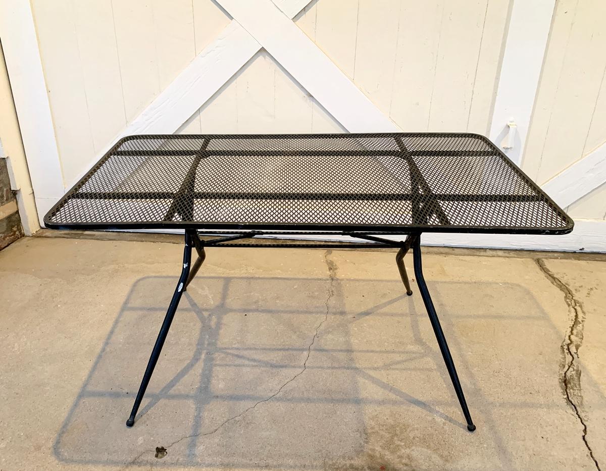 This is a Mid-Century Modern outdoor patio dining set designed by Salterini and sold in the USA by Rid-Jid. This listing includes a complete set of four chairs and table. Both the table and chairs are made of mesh and tubular steel. 

The chairs